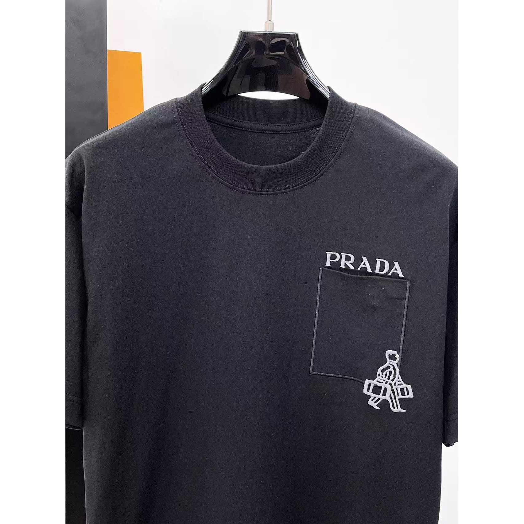 <p>PRADA&nbsp;专柜新款短袖T恤(黑)</p>
