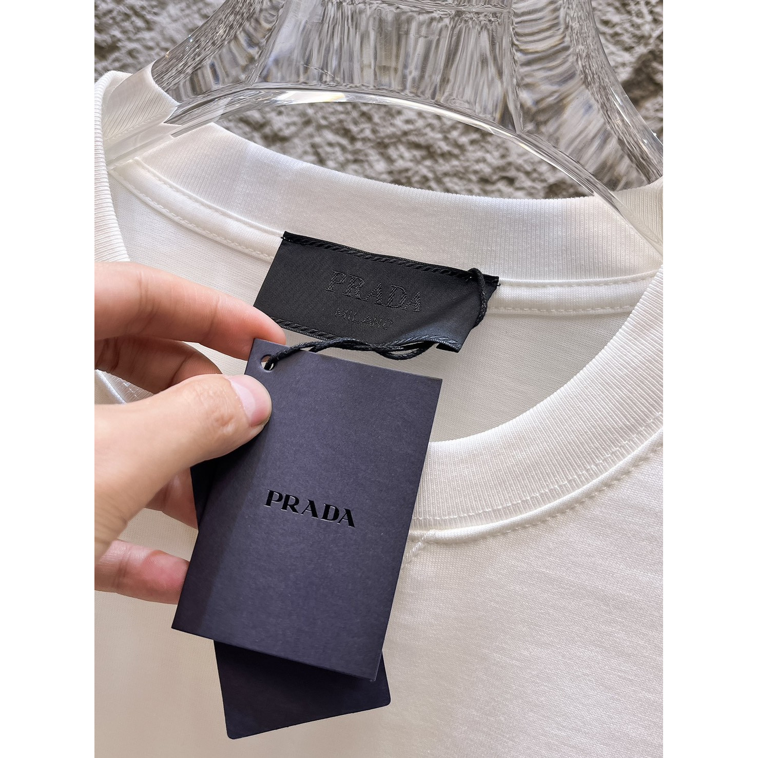 <p>PRADA&nbsp;长袖T恤(白)</p>