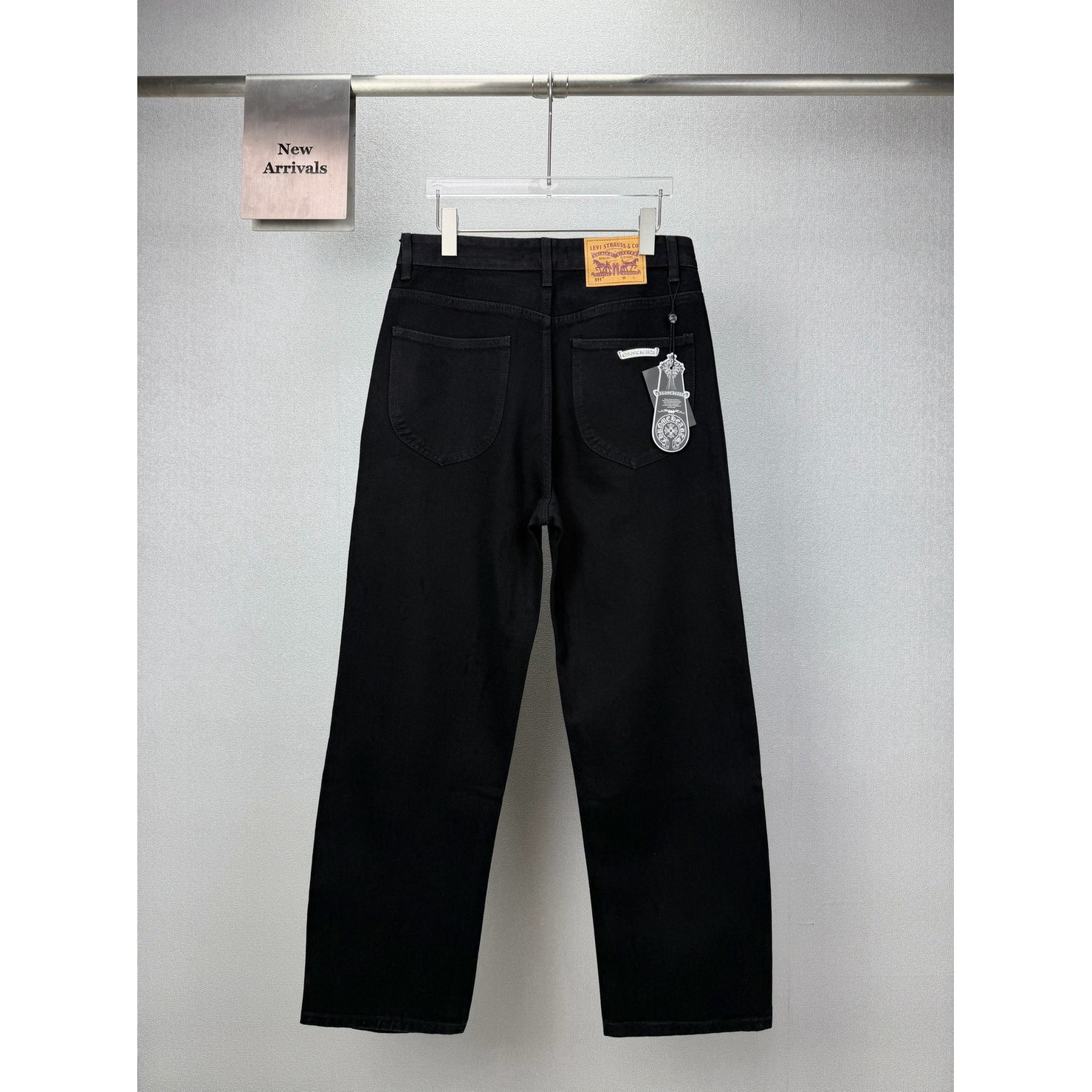 <p>CHROME HEARTS 黑白十字架拼皮情侣款水洗宽松牛仔裤</p>