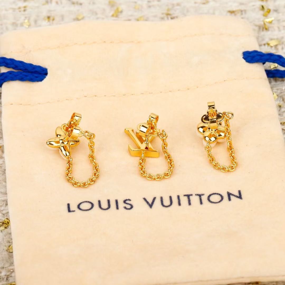 <p>LV&nbsp;小花链条三件套耳环</p>