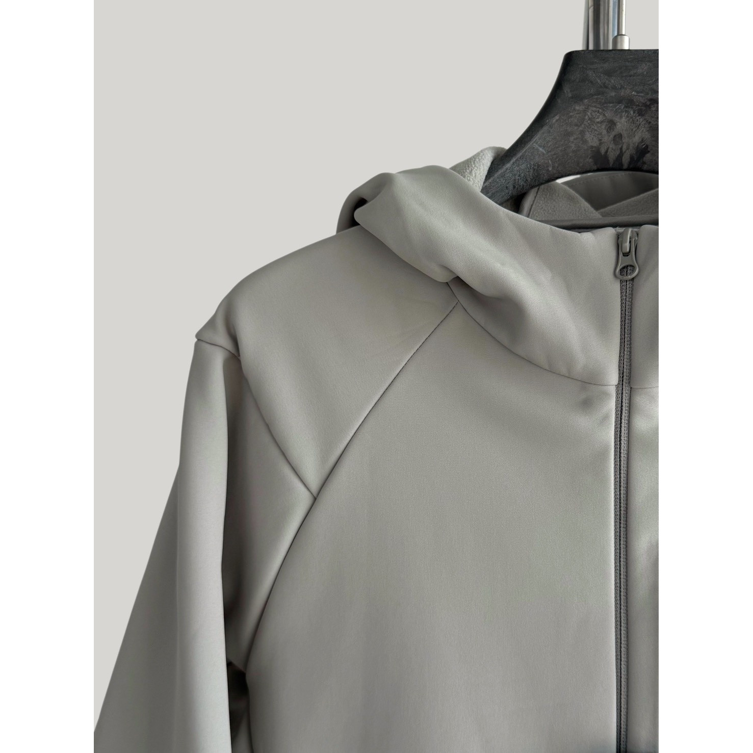 <p>KOLON SPORT 软壳加薄绒冲锋衣(米白灰)</p>