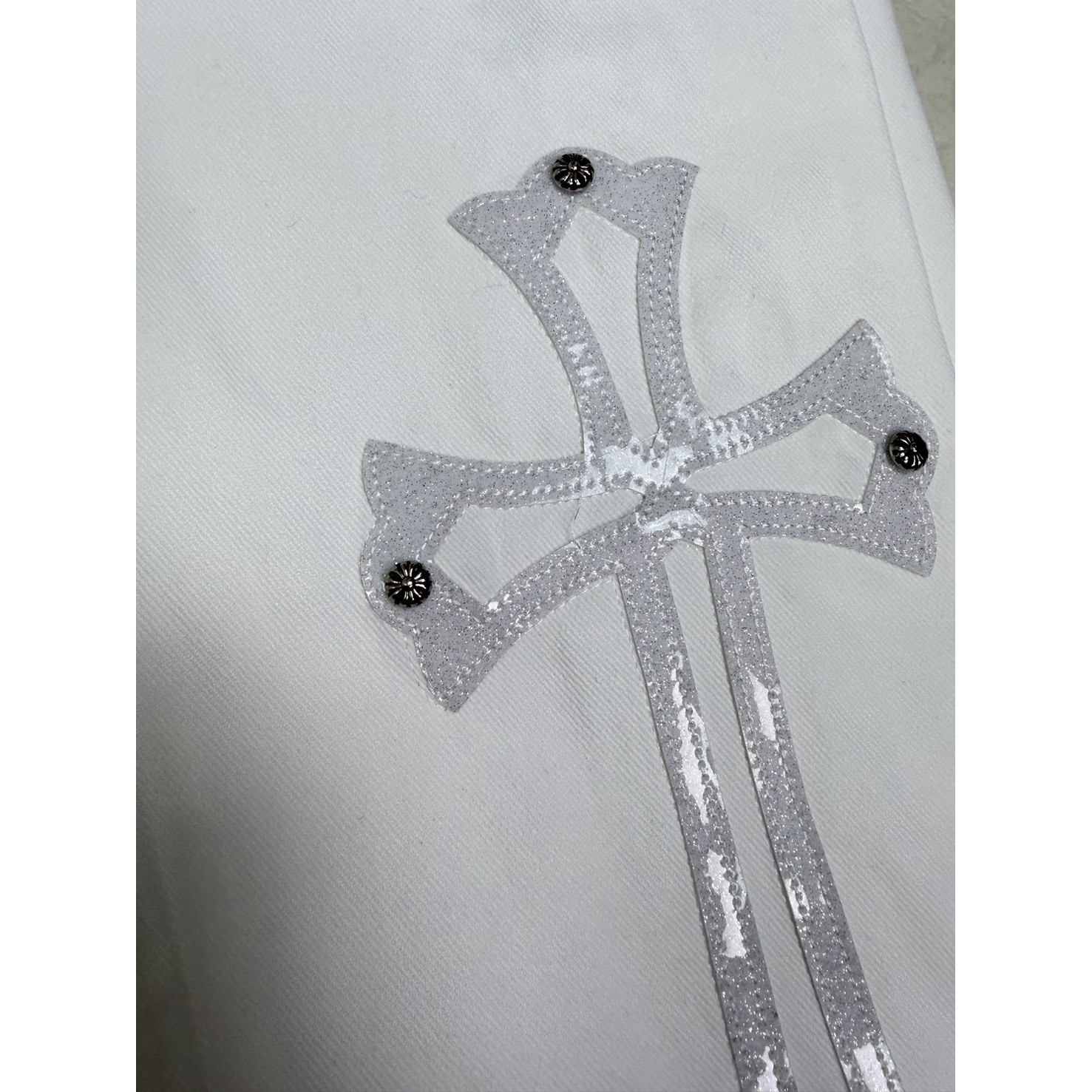 <p>CHROME HEARTS 白色牛王星空十字架拼皮情侣款宽松牛仔裤&nbsp;</p>