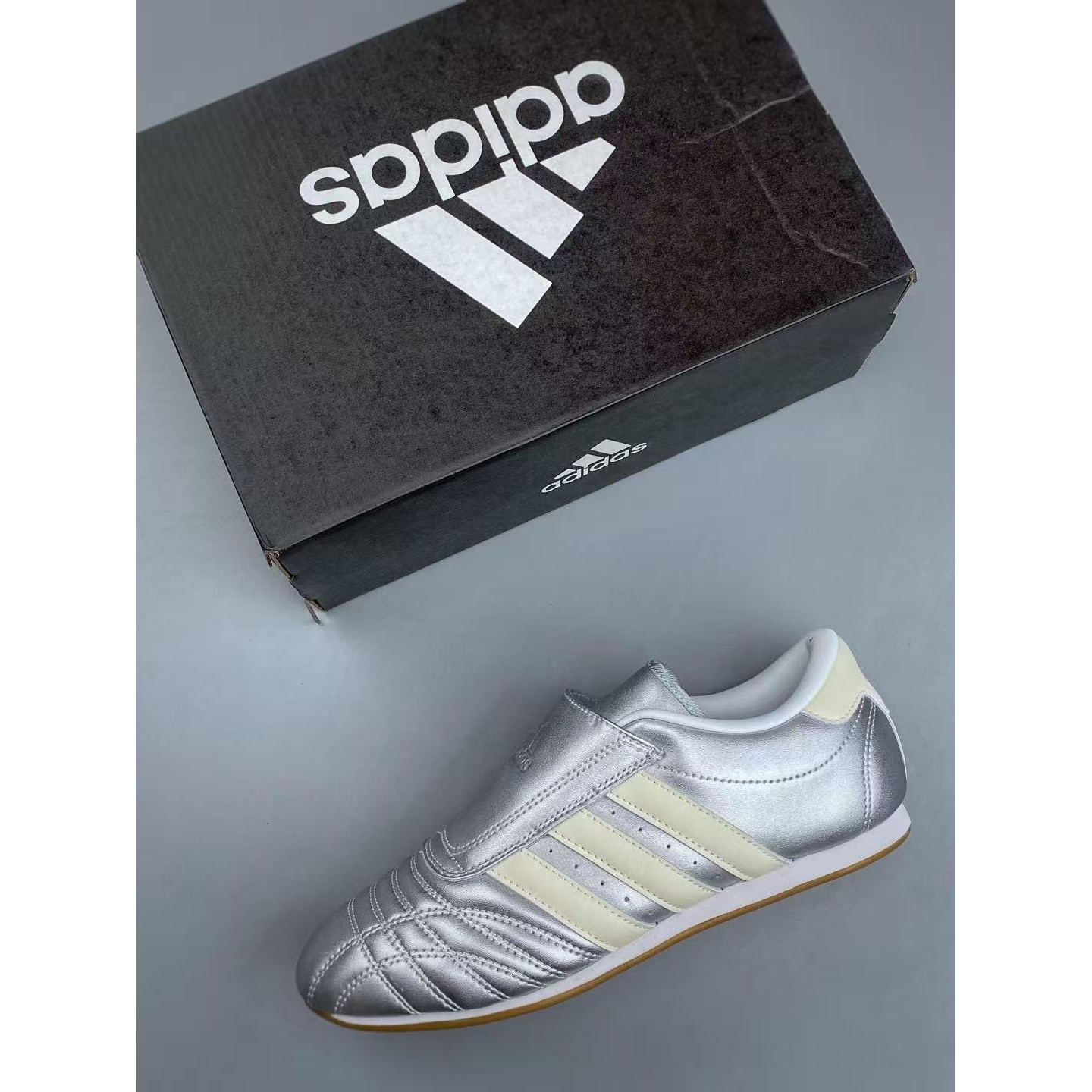 <p>Adidas TEAKWONDO M 训练鞋(銀)</p>