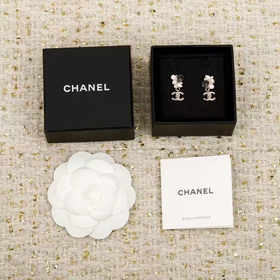 <p>CHANEL&nbsp;25K珐琅耳钉</p>