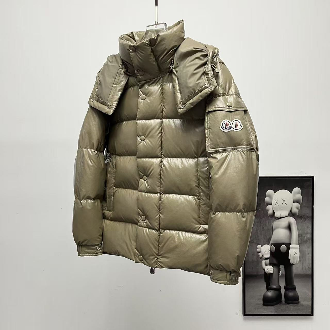 <p>Moncler 70周年双标连帽羽绒服(深棕色)</p>