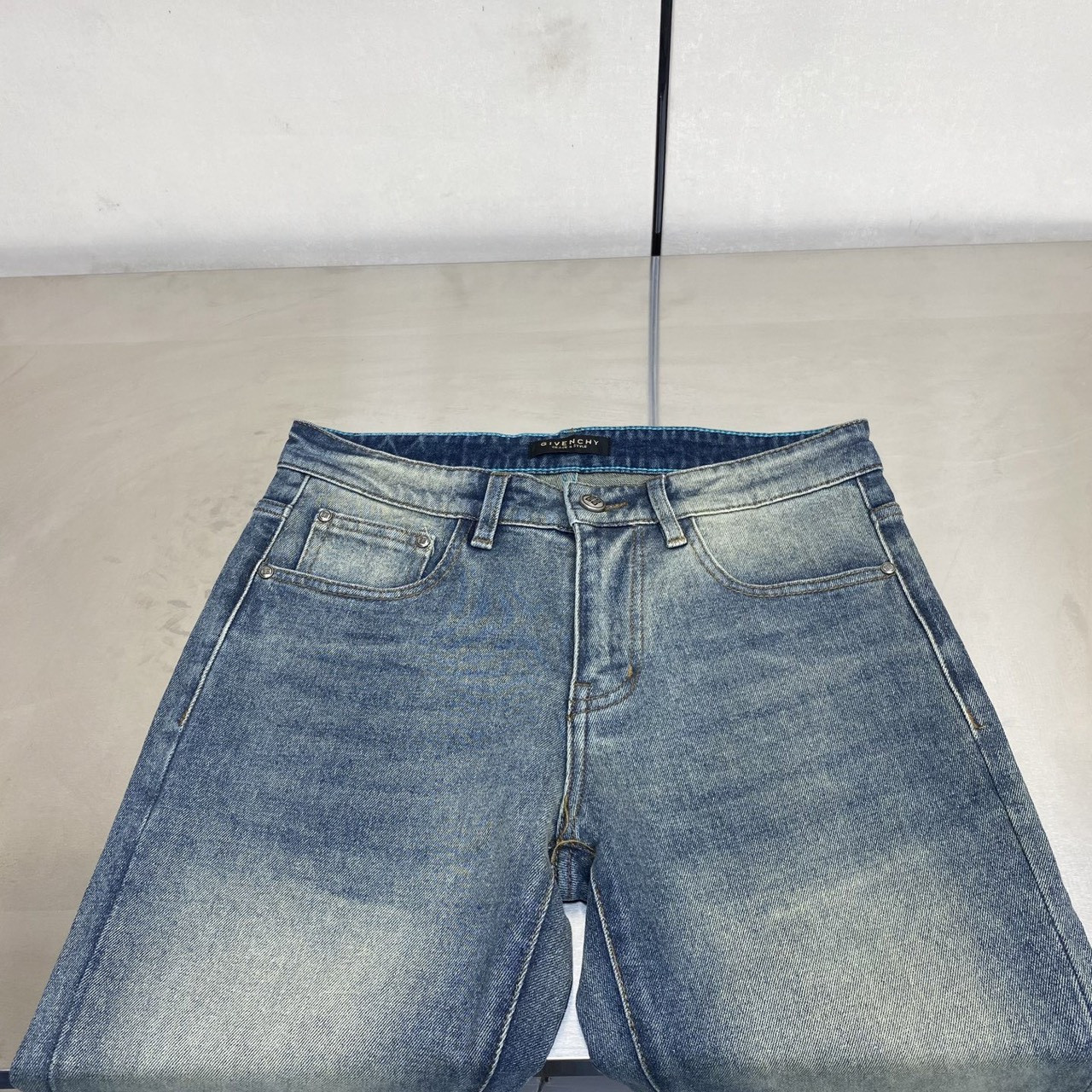 <p>GIVENCHY 丹宁水洗牛仔裤(6946)</p>