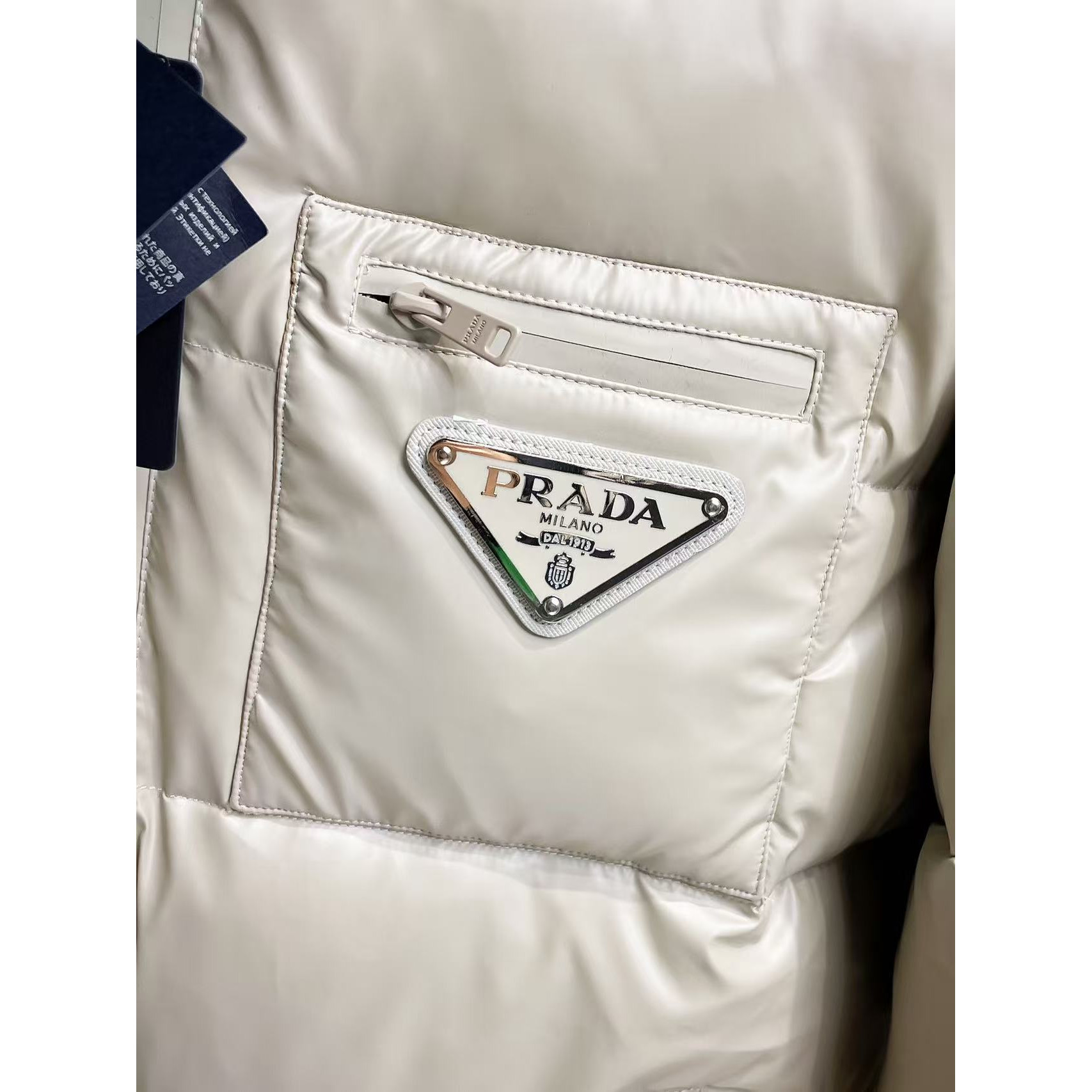 <p>PRADA 秋冬新款羽绒服(白)</p>