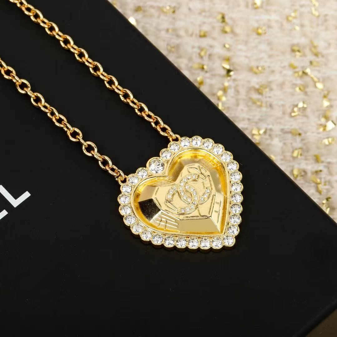 <p>CHANEL&nbsp;爱心项链</p>