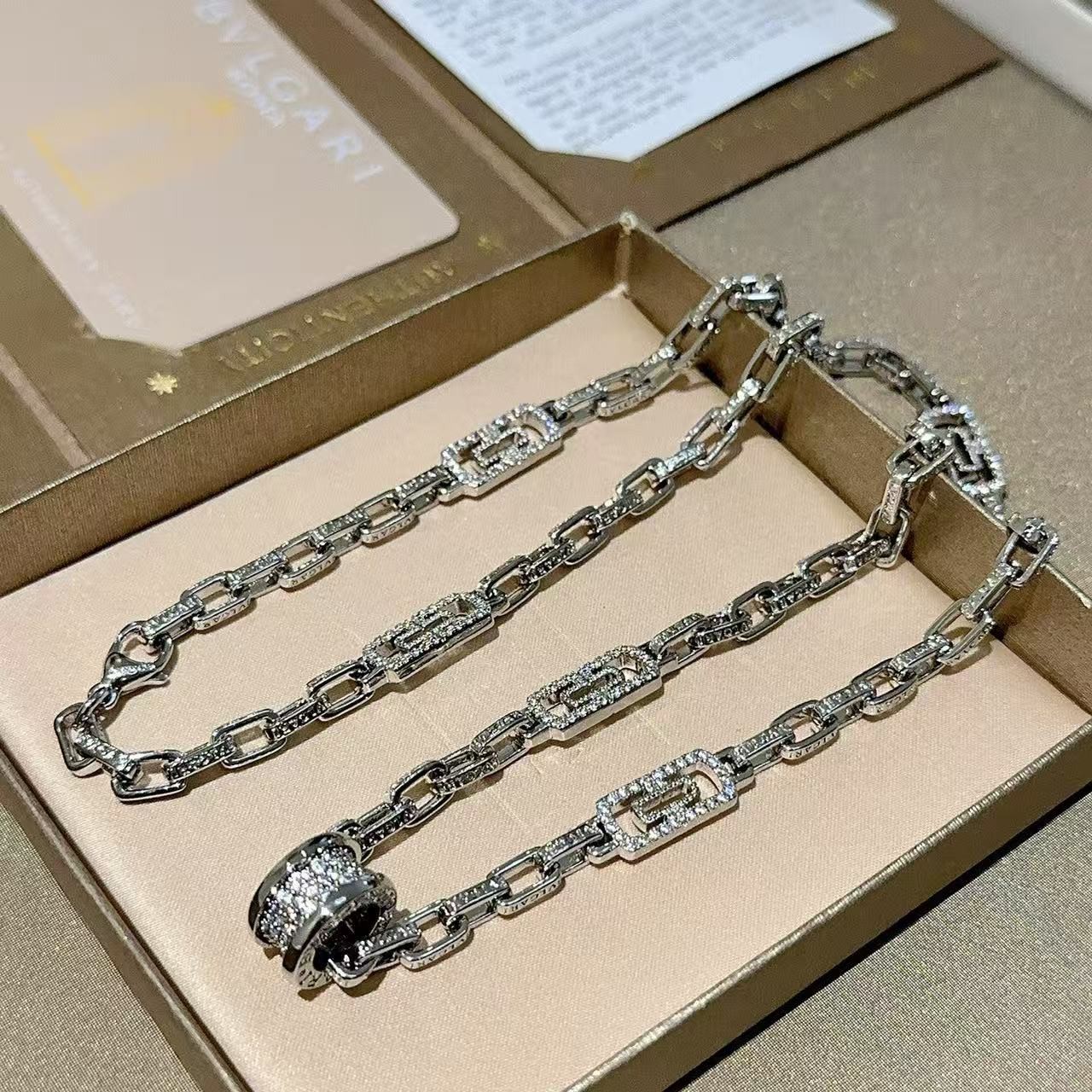 <p>BVLGARI&nbsp;项链</p>