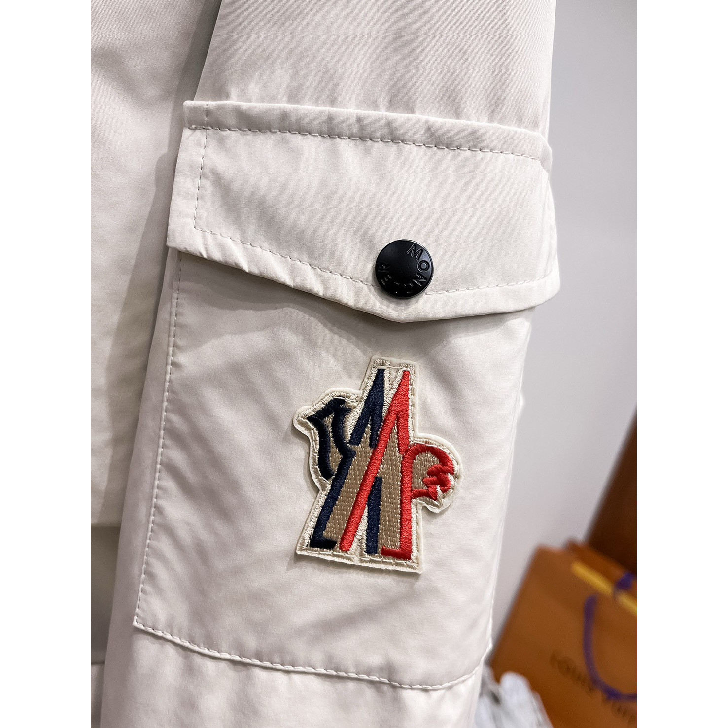<p>MONCLER&nbsp;男士夹克外套(白)</p>