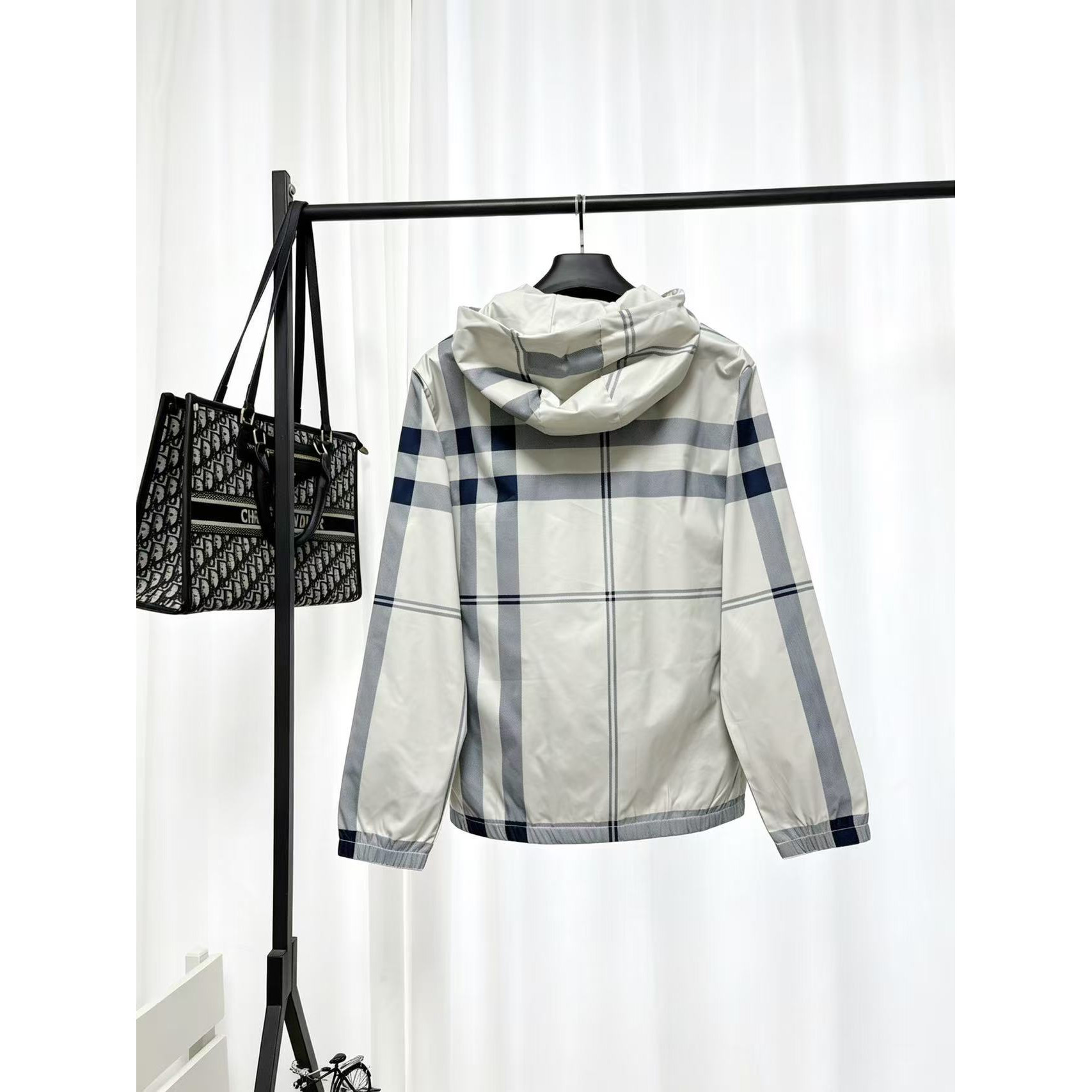 <p>Burberry 夹克外套(白)</p>