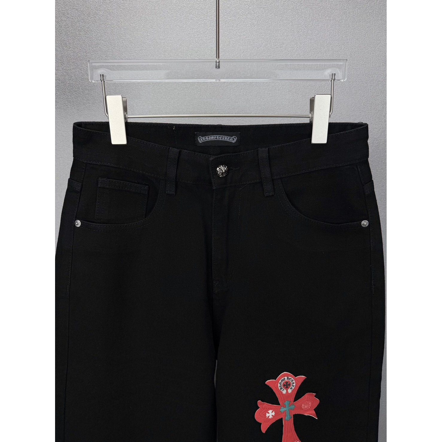 <p>CHROME HEARTS 红黄绿大十字架牛仔裤(黑)</p>