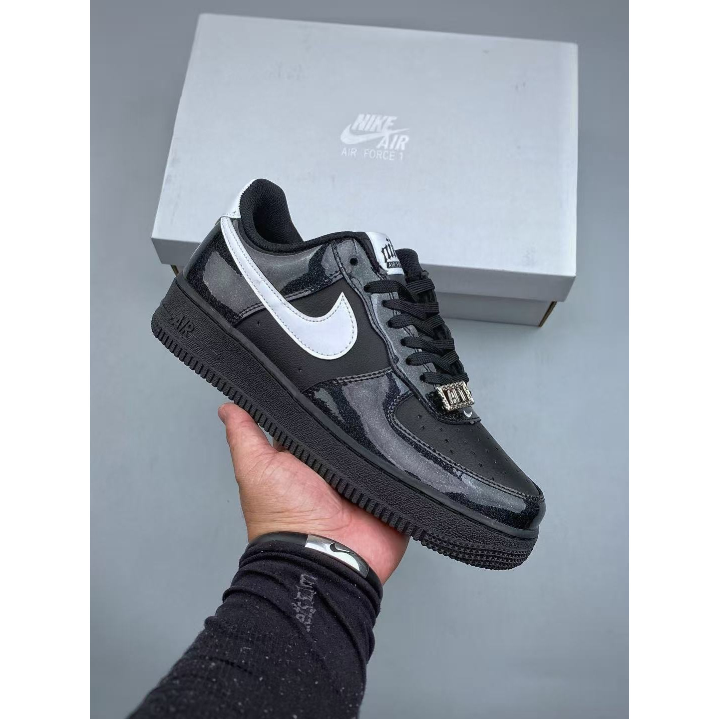 <p>NIKE AIR FORCE 1 LOW 休闲鞋(黑)&nbsp;</p>