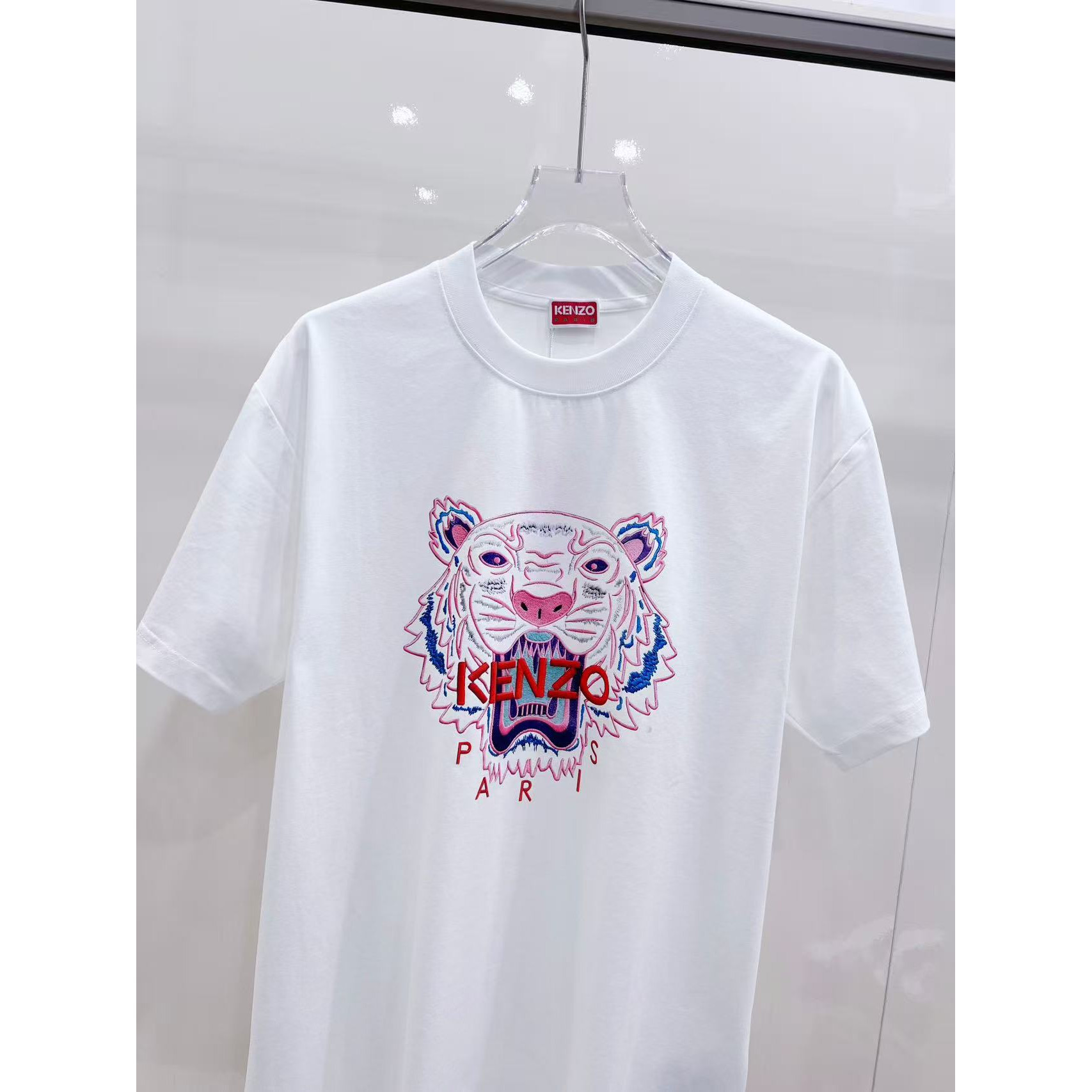 <p>KENZO 经典仿刺绣老虎头短袖(白)</p>