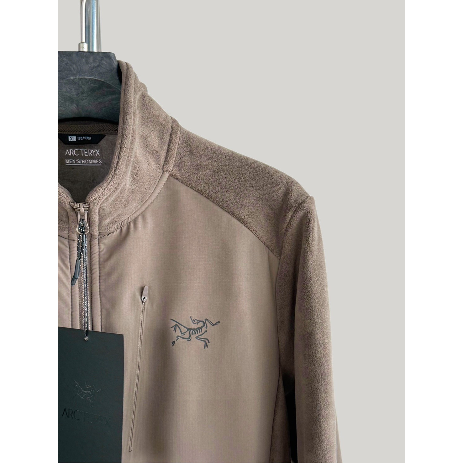 <p>Arc'teryx 手抓绒款外套(卡其)</p>