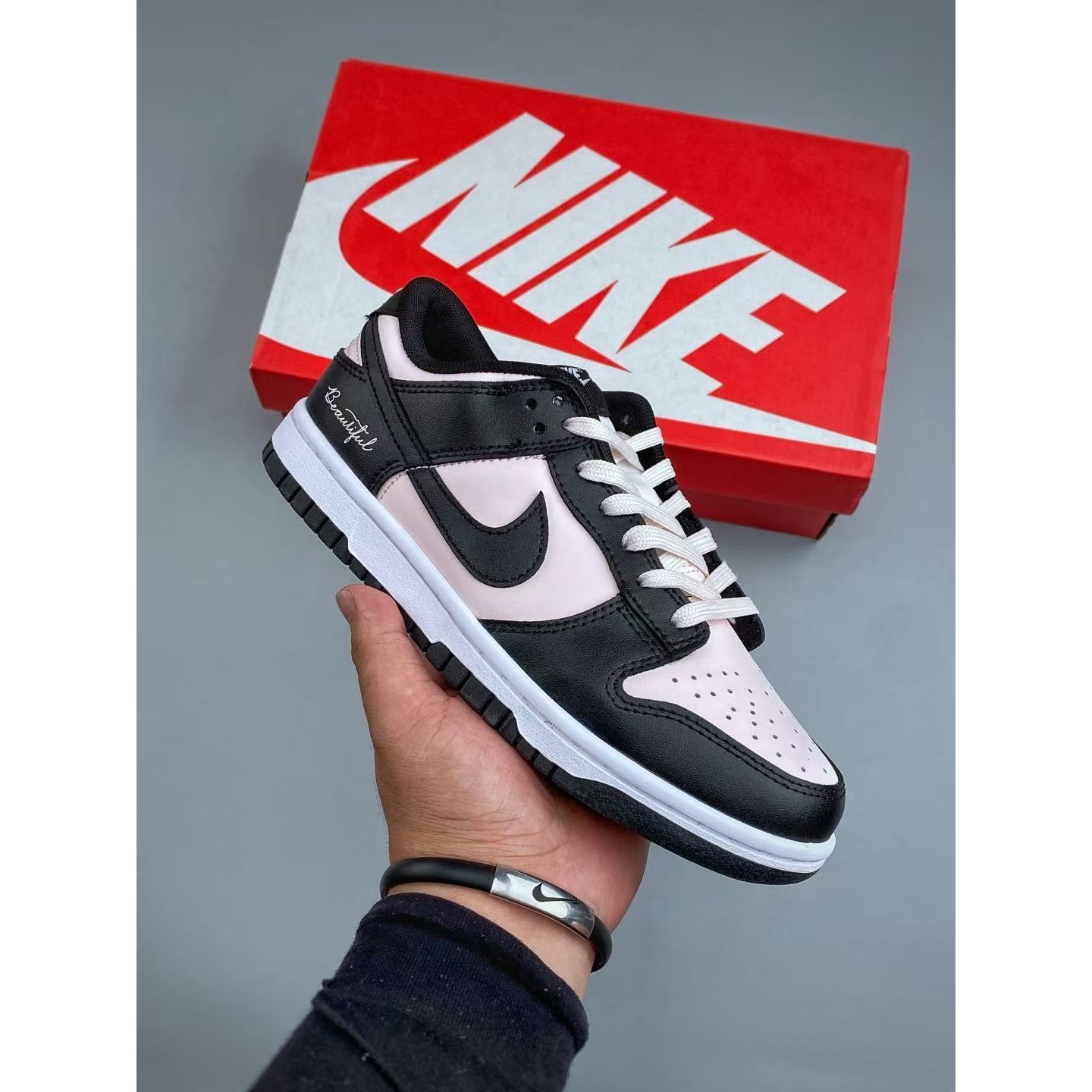 <p>Nike &nbsp;Dunk Low 黑+粉 低帮休闲板鞋&nbsp;</p>