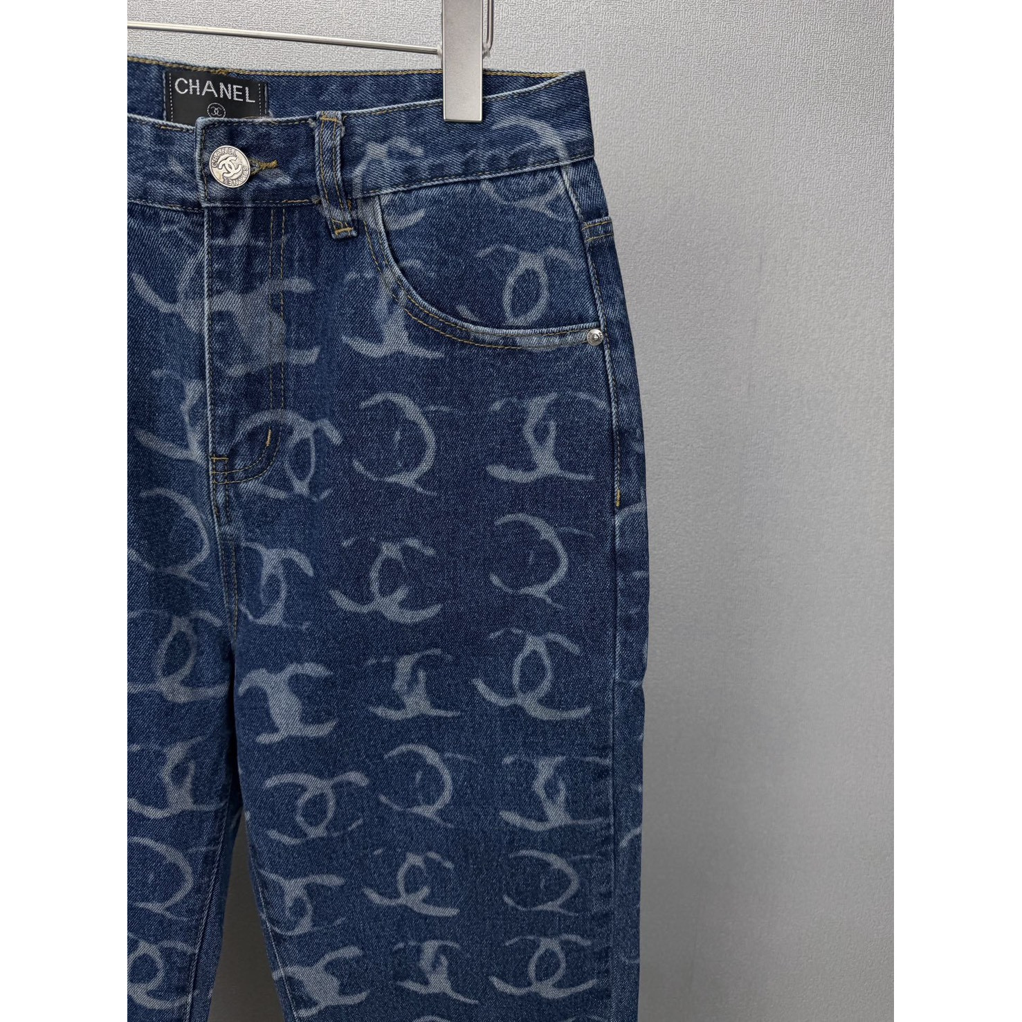 <p>CHANEL 满印logo印花情侣款水洗宽松牛仔裤</p>