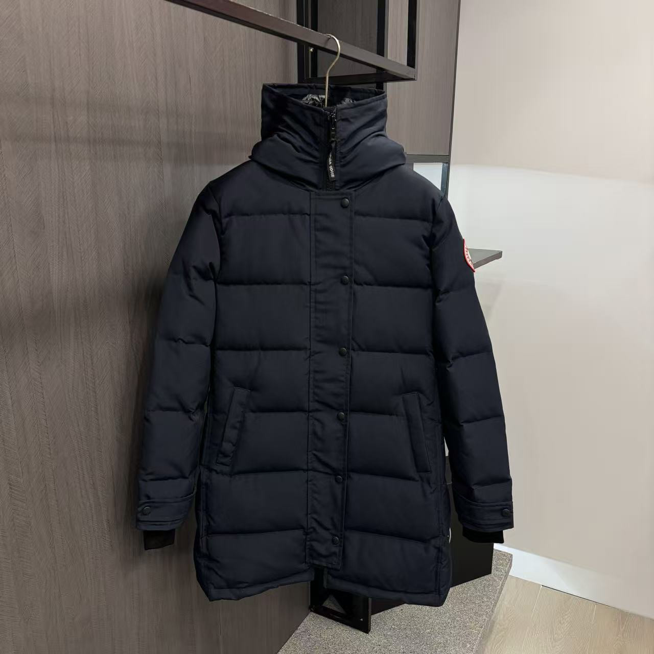 <p>Canada Goose Shelburn*派克大衣羽绒服(藏青紅標)</p>