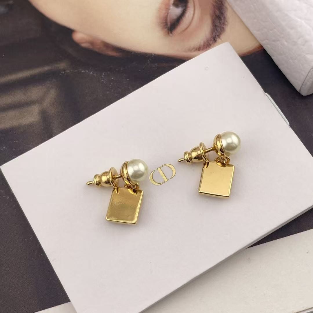 <p>DIOR&nbsp;小白方牌耳钉</p>