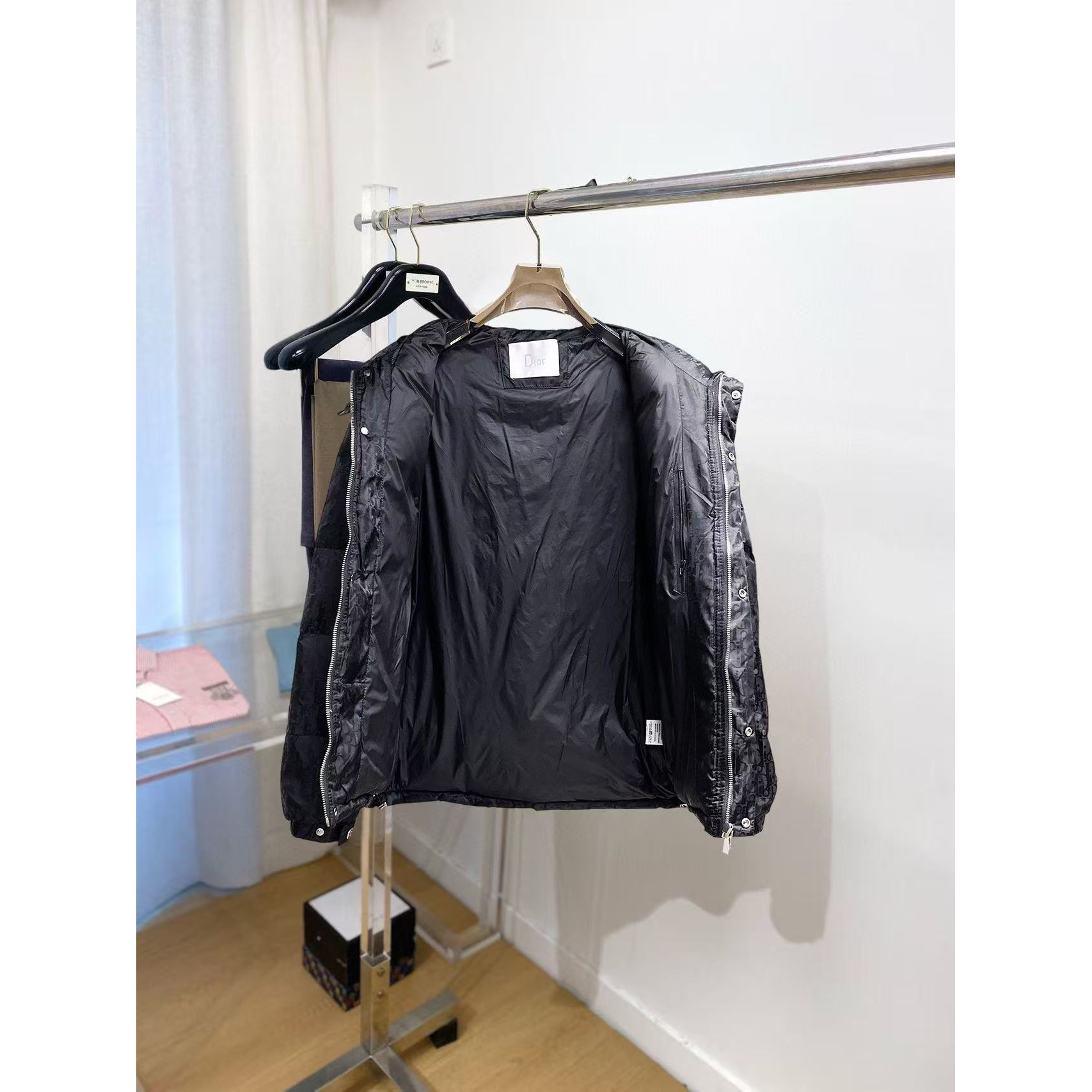 <p>DIOR&nbsp;秋冬新款羽绒服(黑)</p>
