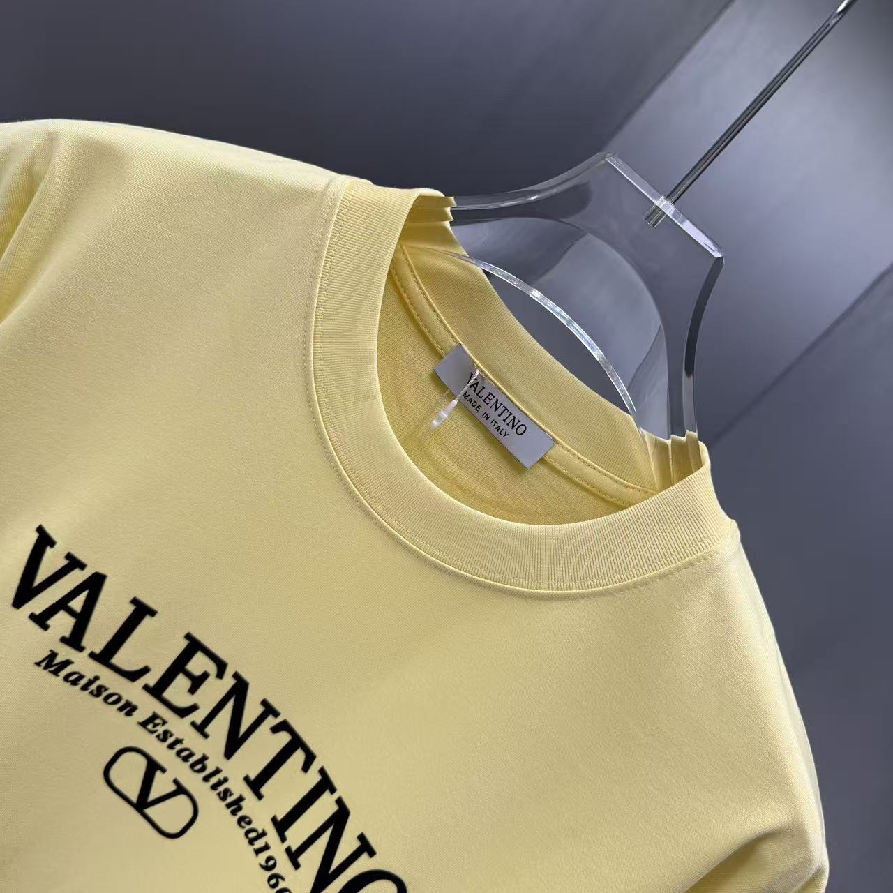 <p>VALENTION 短袖T恤 (植绒)(黃)</p>