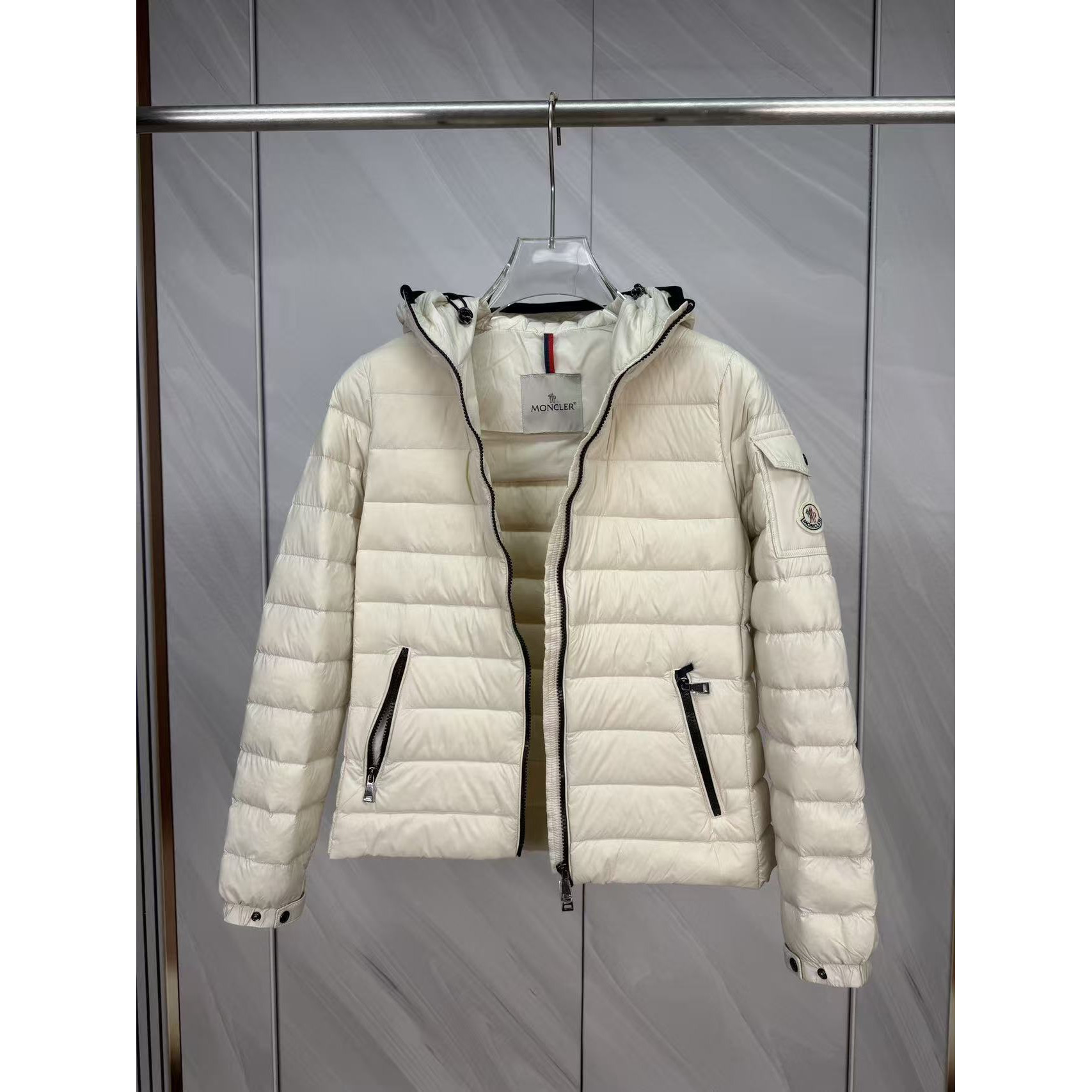 <p>Moncler Bles系列羽绒服(白)</p>
