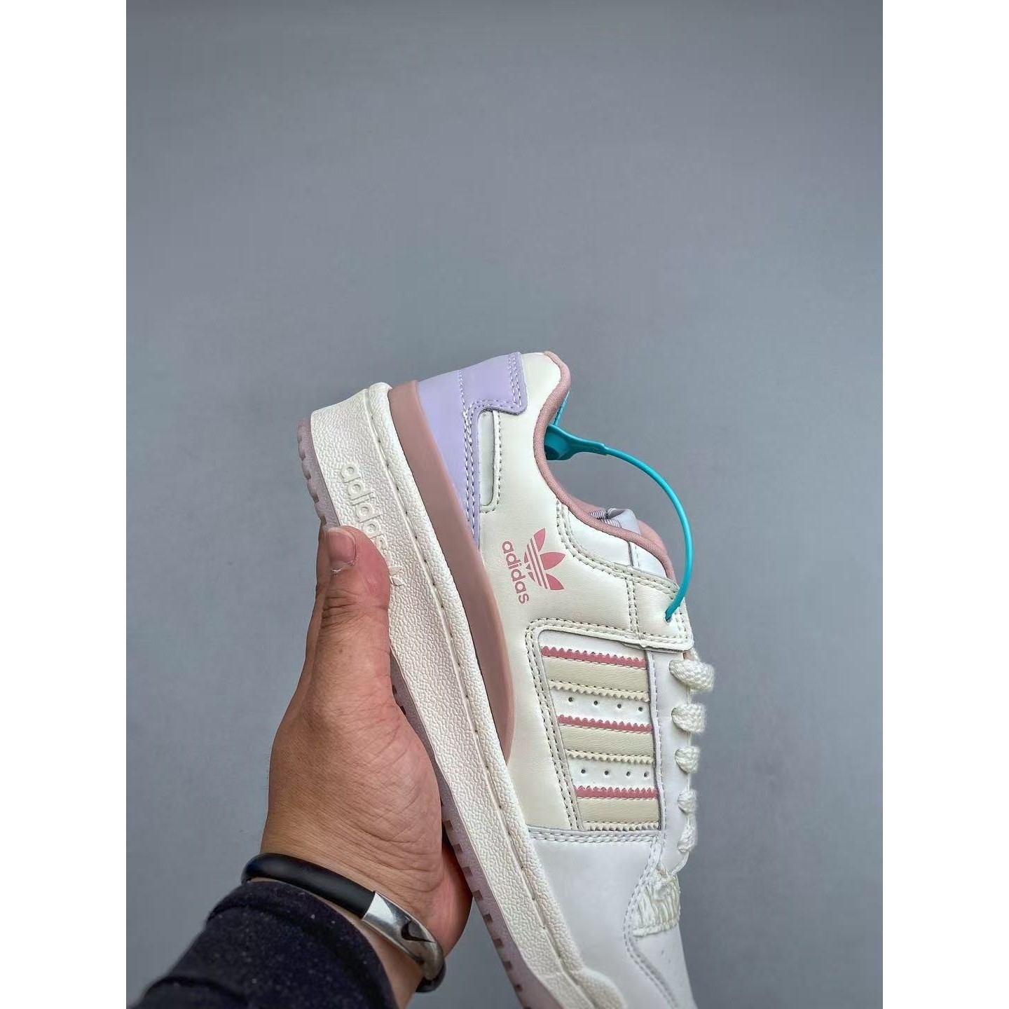 <p>Adidas Originals FORUM 潮流休闲鞋</p>