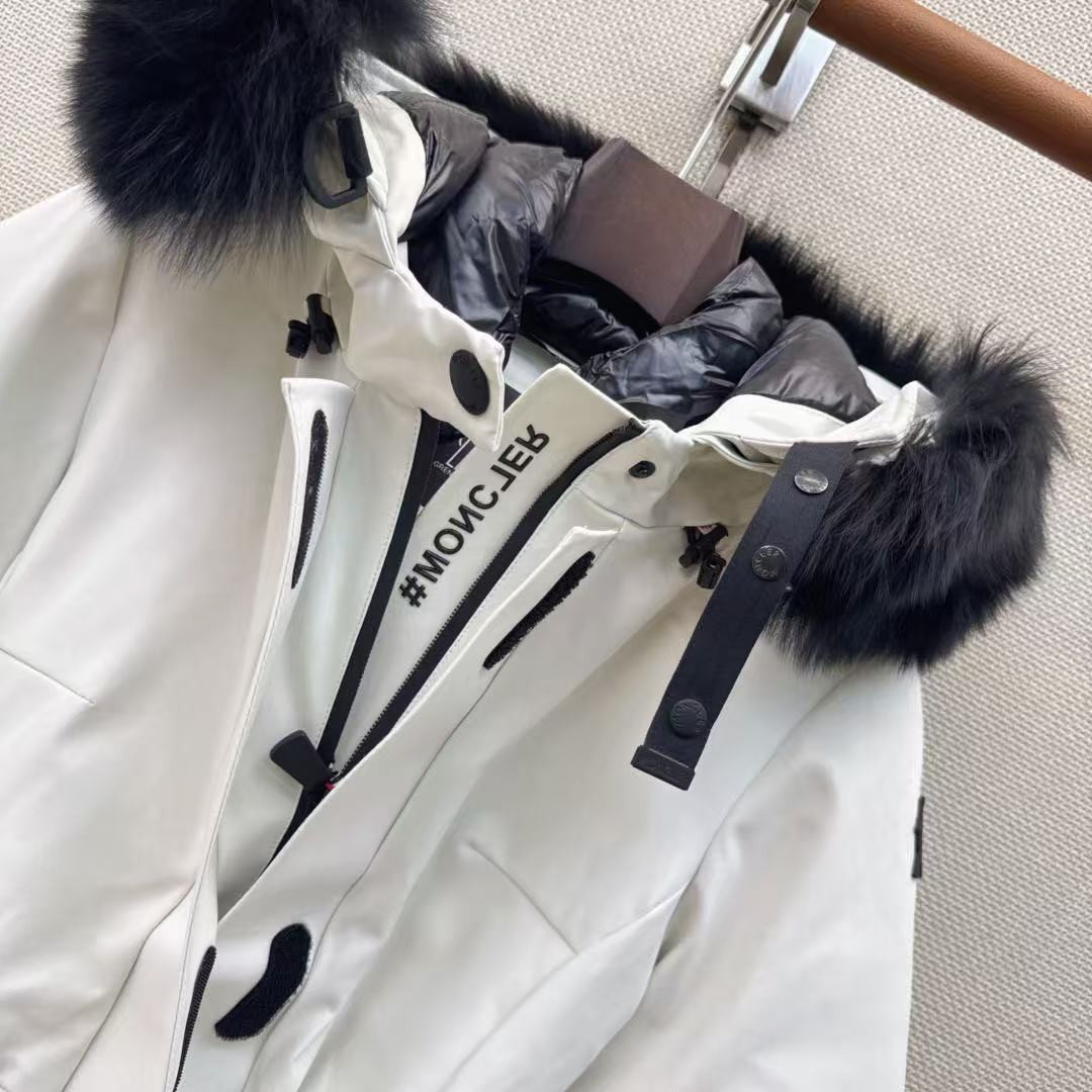 <p>MONCLER 经典Celac短款收腰羽绒滑雪服(白)</p>