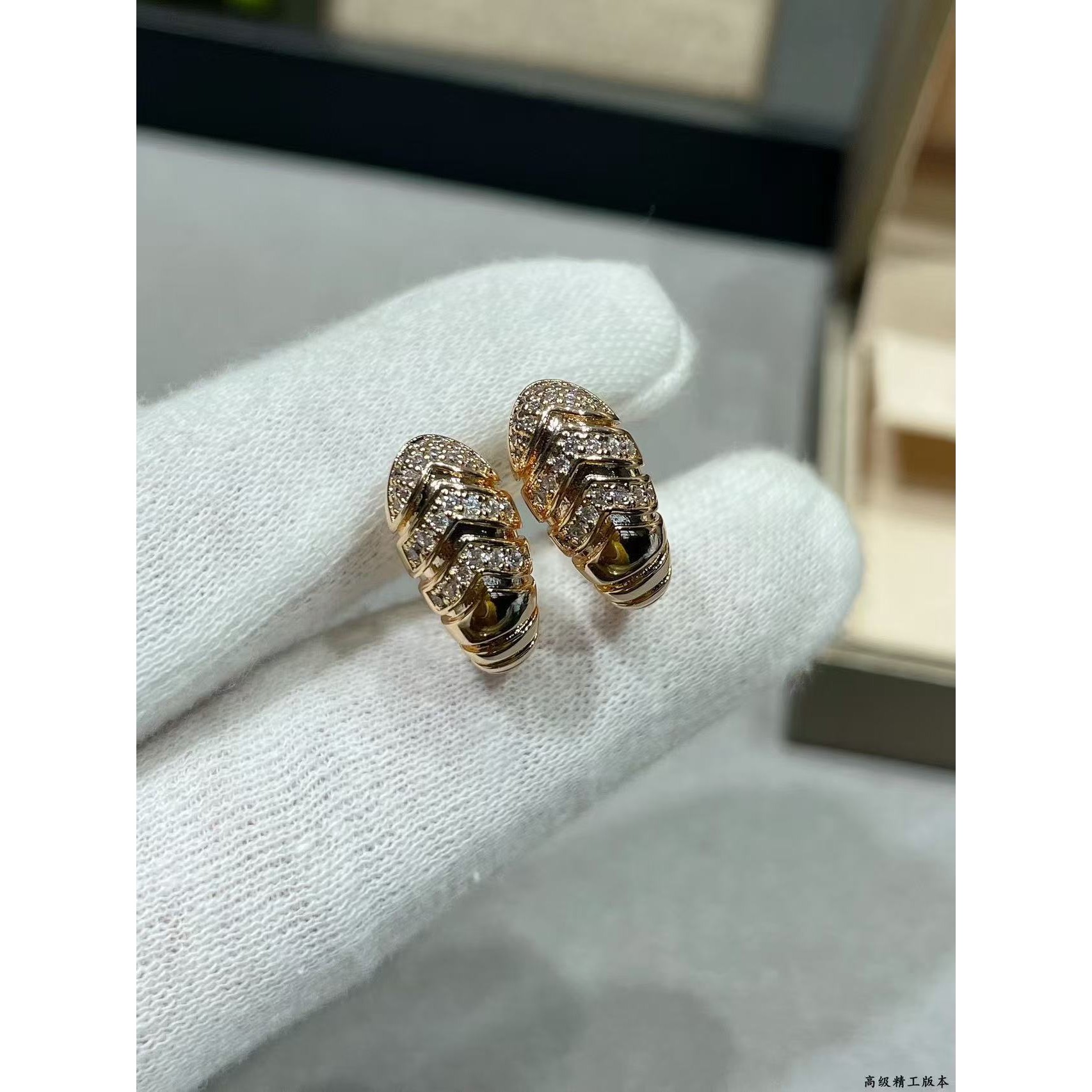 <p>BVLGARI&nbsp;灵蛇耳拍</p>