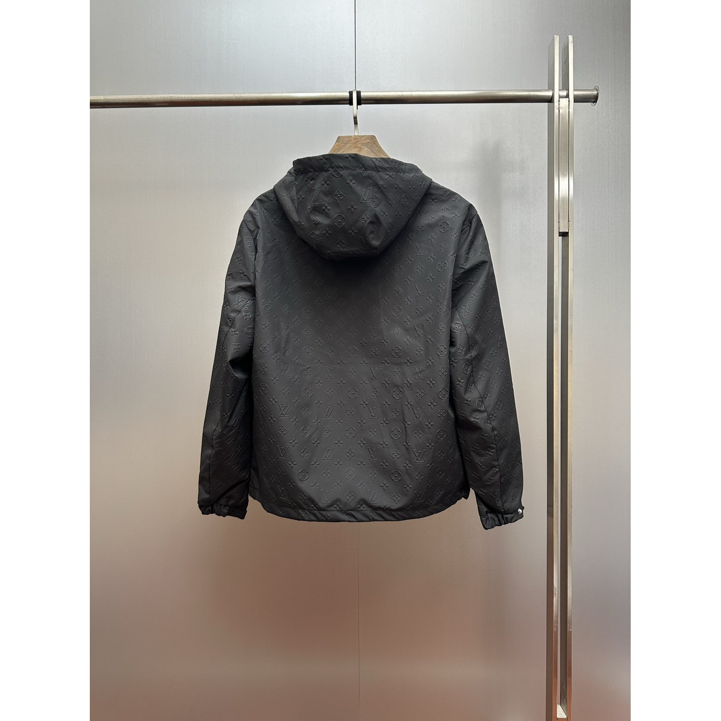 <p>Louis Vuitton 暗纹Monogram连帽防风夹克</p>