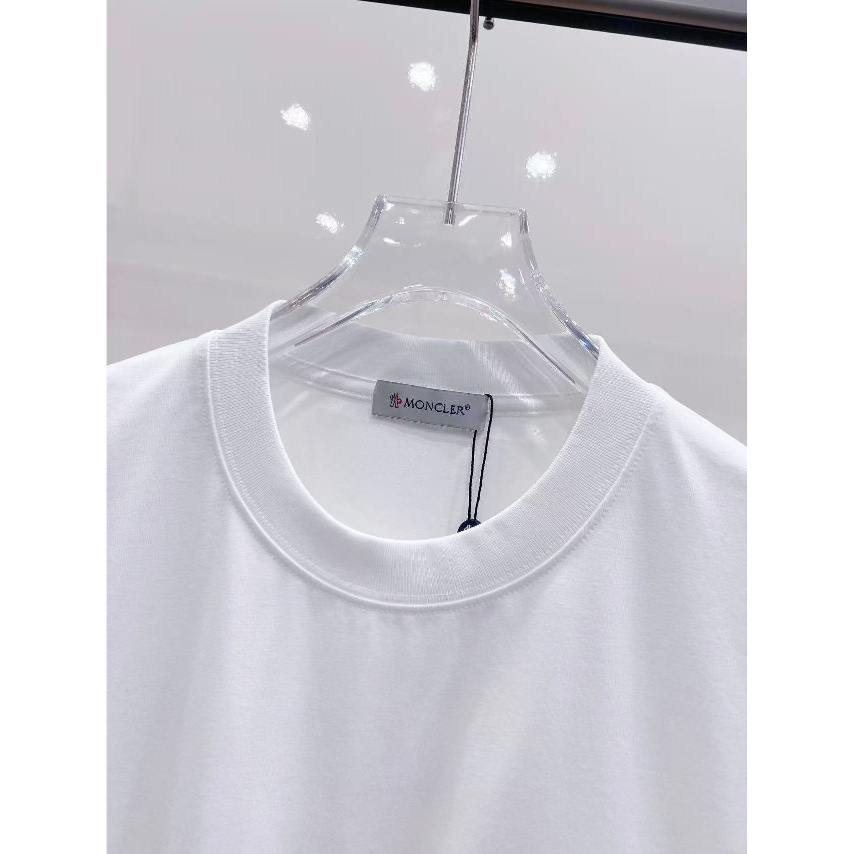 <p>MONCLER&nbsp;纯棉面料高端短袖(白)</p>