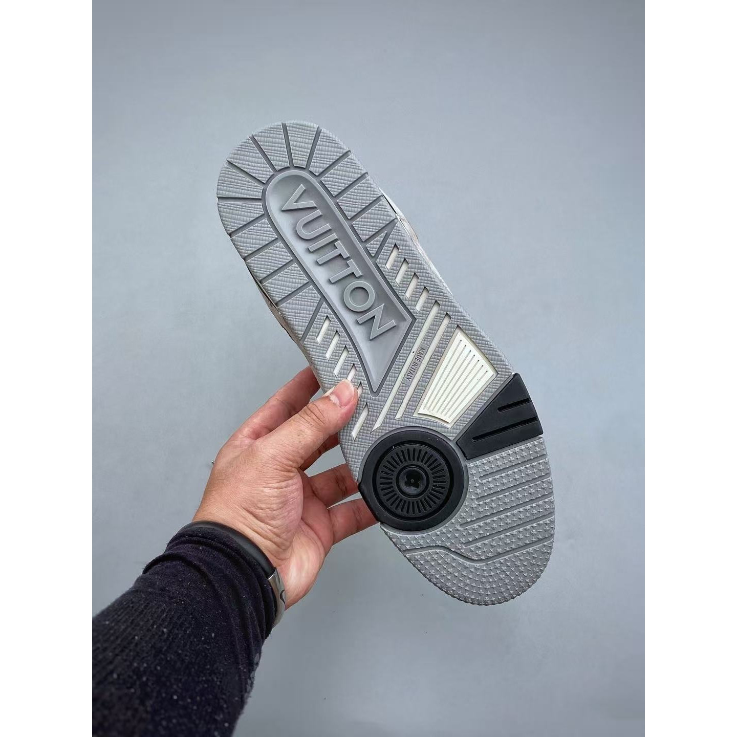 <p>LV Trainer 经典板鞋</p>