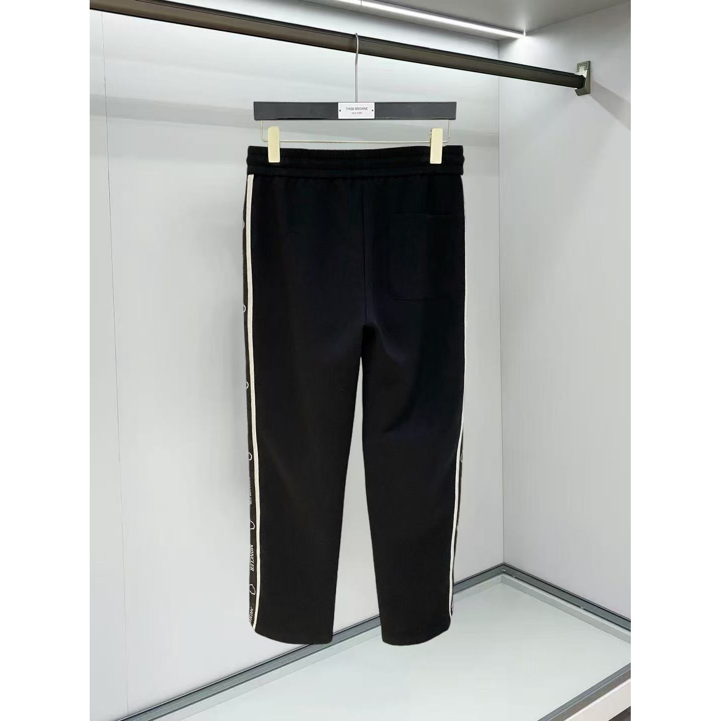 <p>MONCLER 男士长裤(782464)</p>