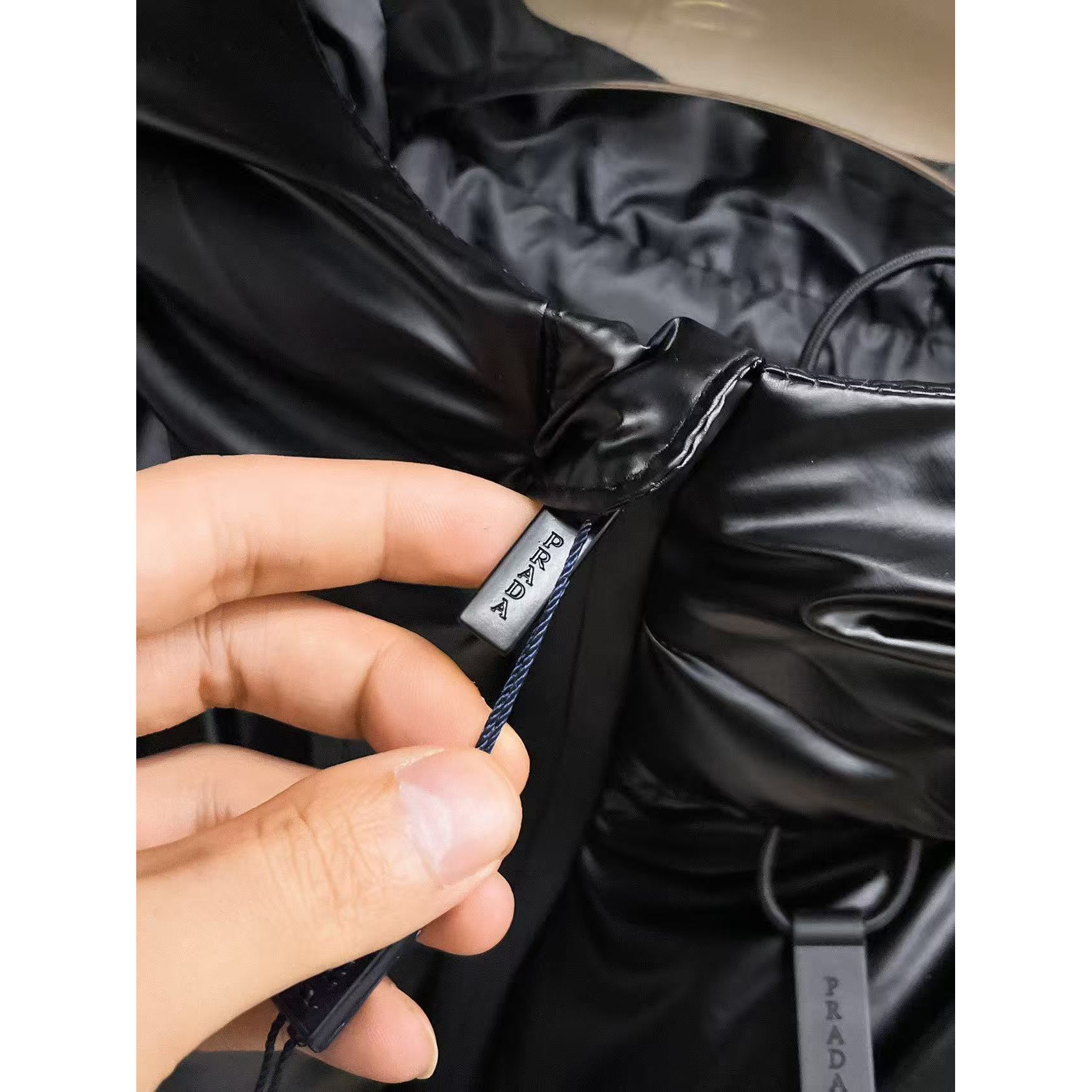 <p>PRADA 秋冬新款羽绒服(黑)</p>