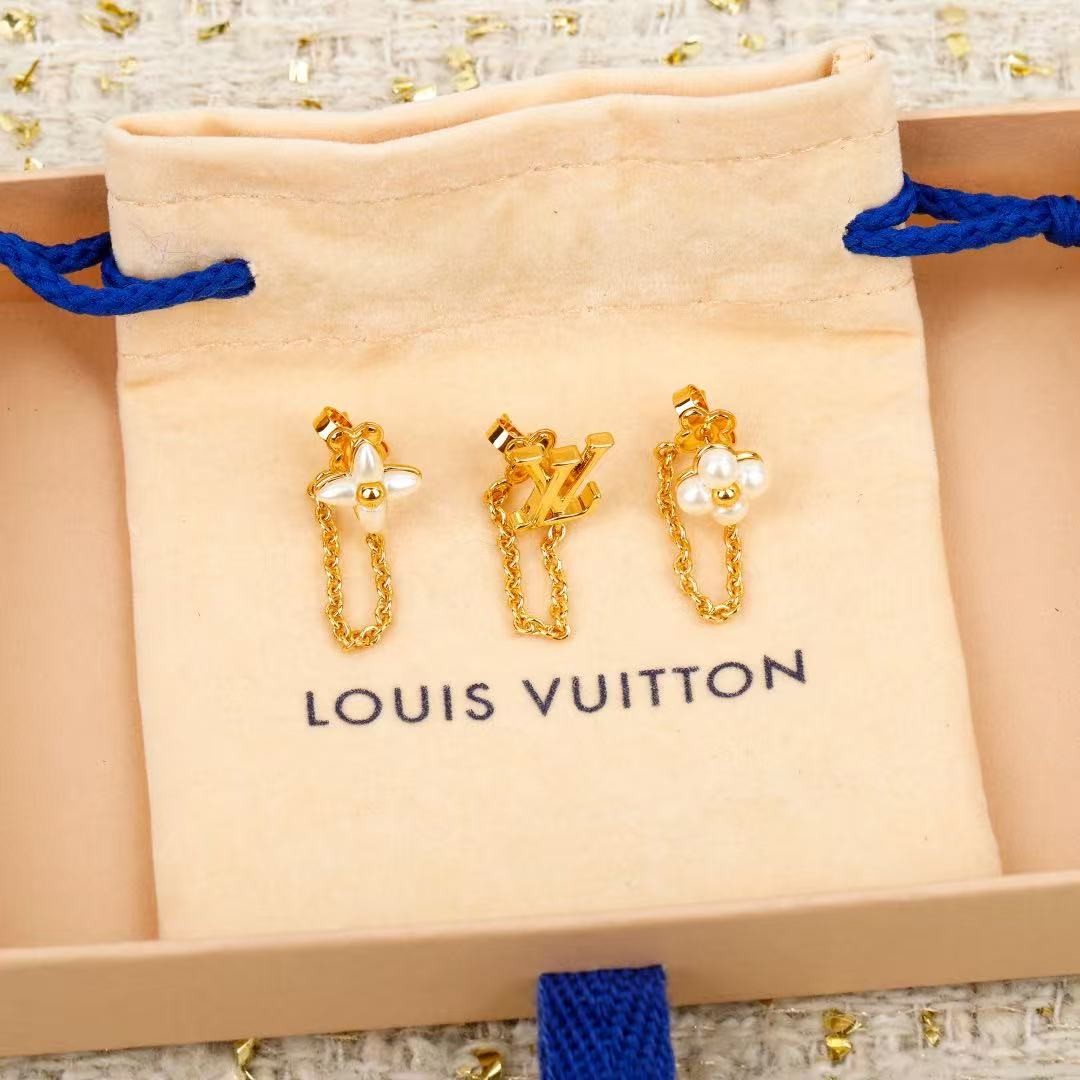 <p>LV&nbsp;小花链条三件套耳环</p>