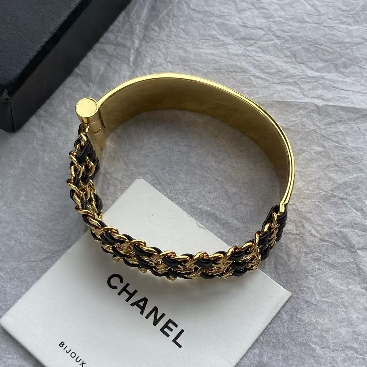 <p>CHANEL 穿皮链双c三层手镯</p>