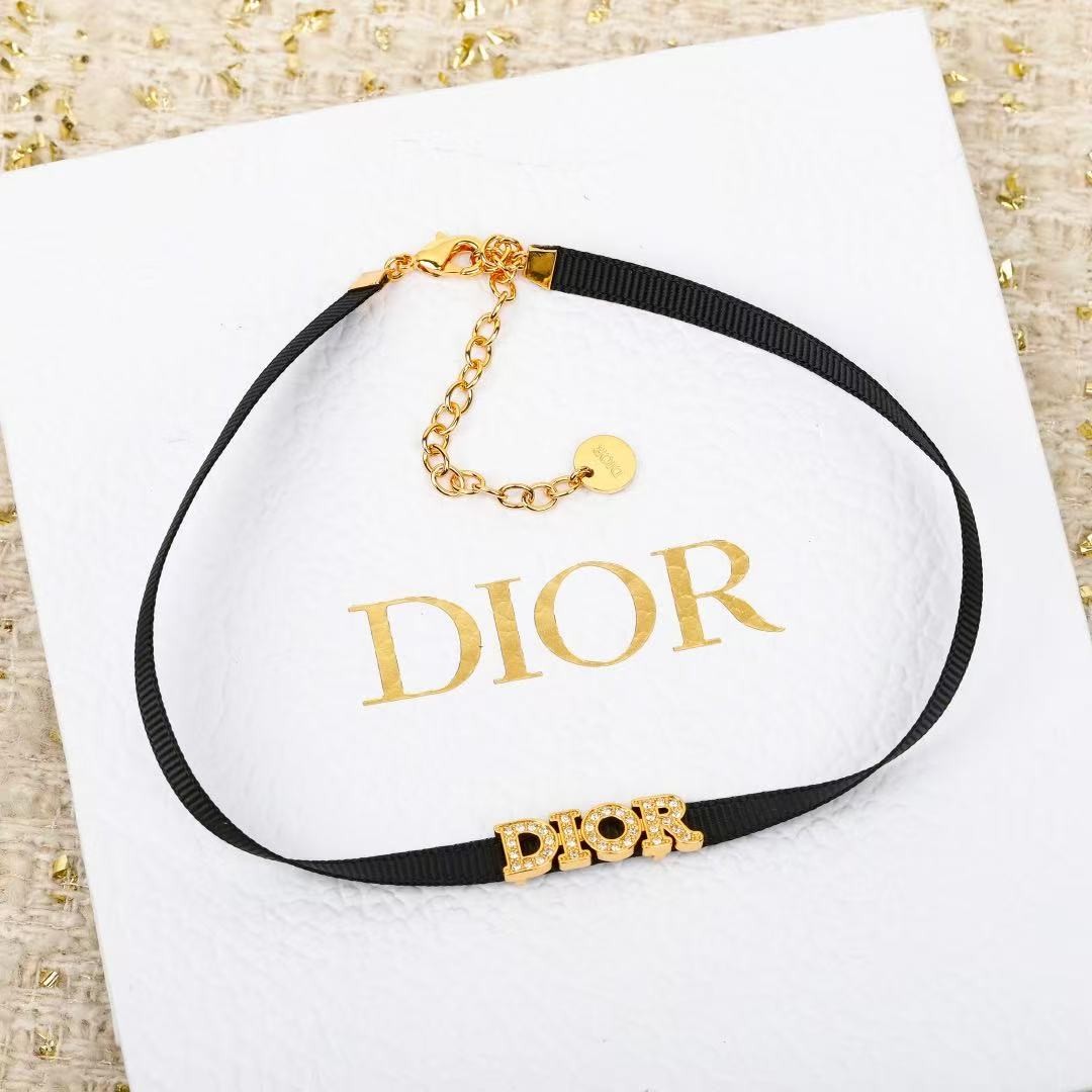 <p>DIOR 字母织带choker项链</p>