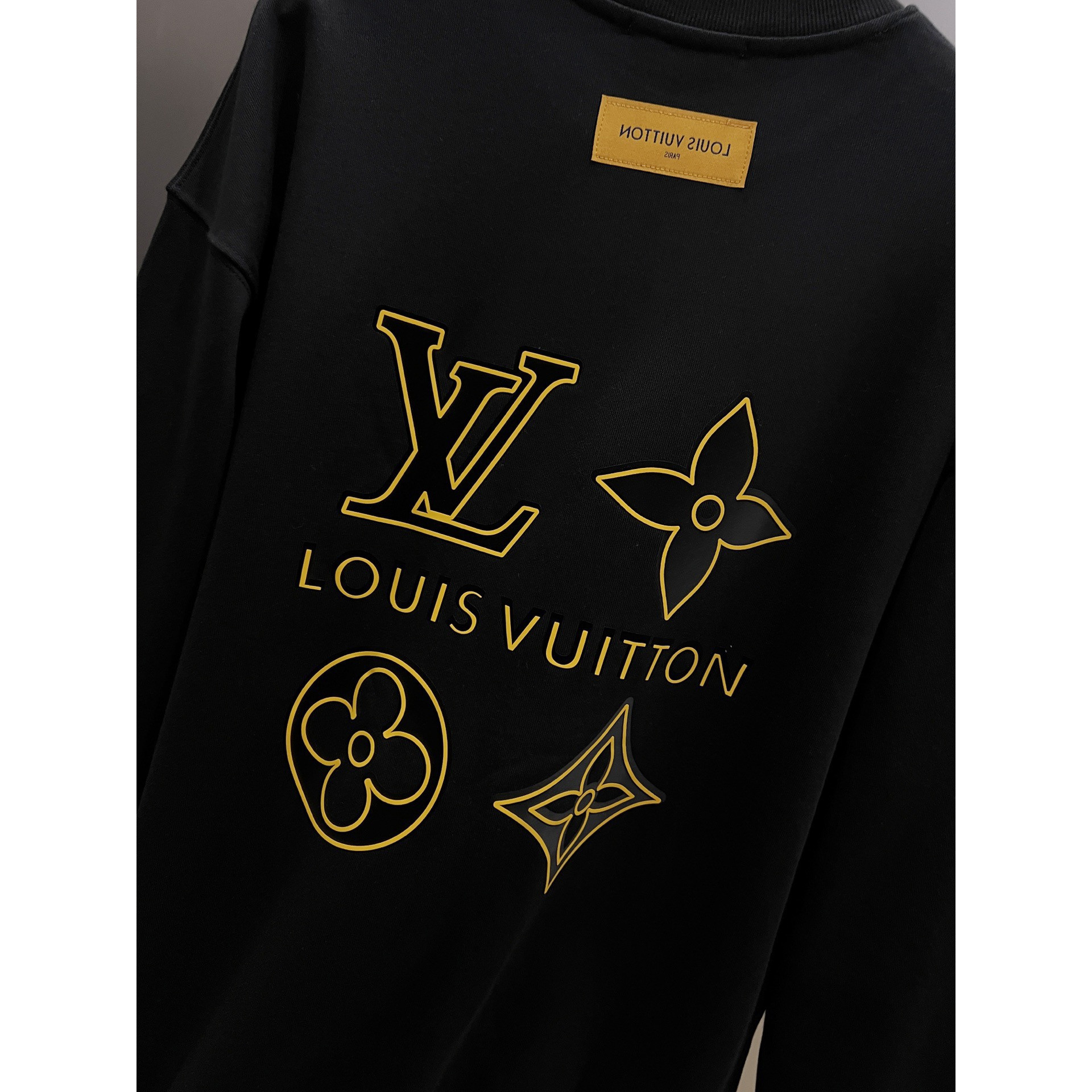 <p>LV 圆领长袖卫衣(黑)</p>