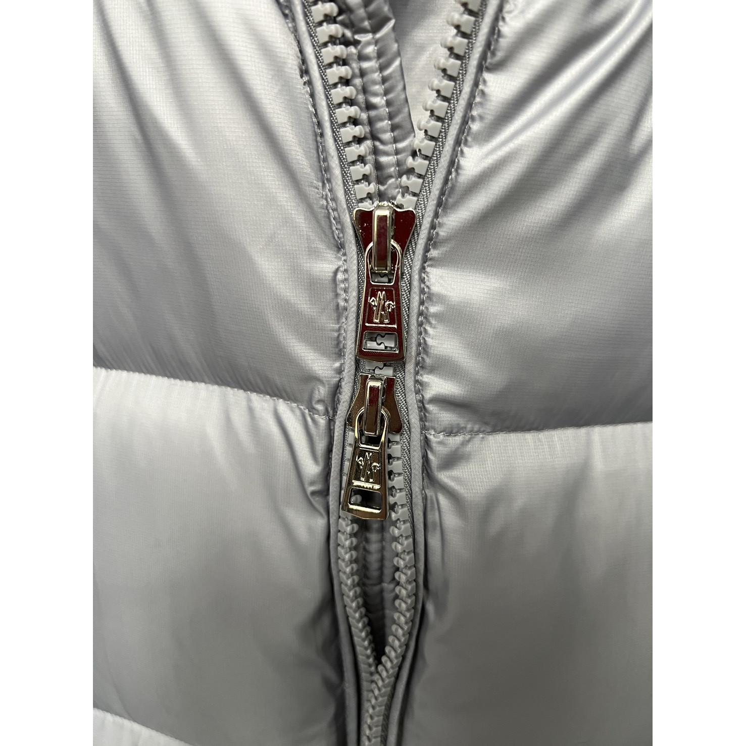 <p>Moncler 羽绒服 (銀)</p>