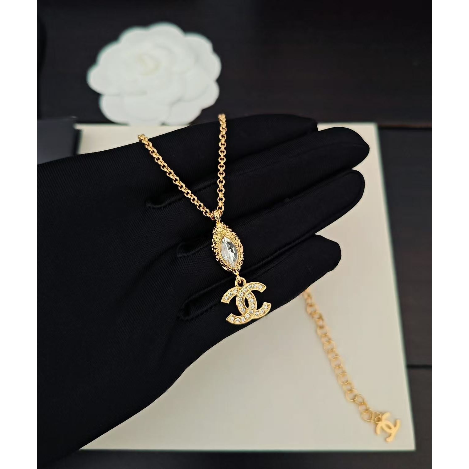 <p>CHANEL&nbsp;金色马眼钻水晶项链</p>