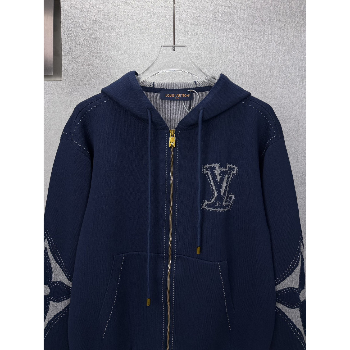 <p>LV&nbsp;嵌花提花logo情侣款连帽拉链针织毛衣外套(藍)</p>