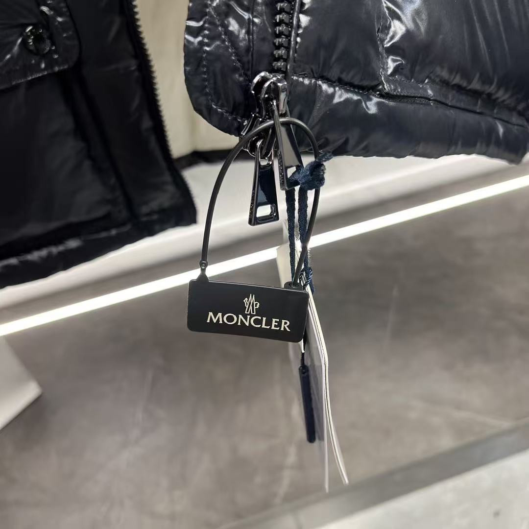 <p>MONCLER Abbaye面包服漆面尼龙女士羽绒服(黑色)</p>