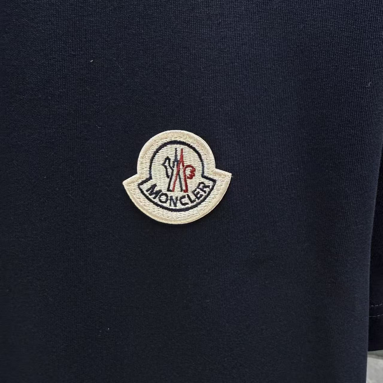 <p>Moncler 短袖T恤(深藍)</p>