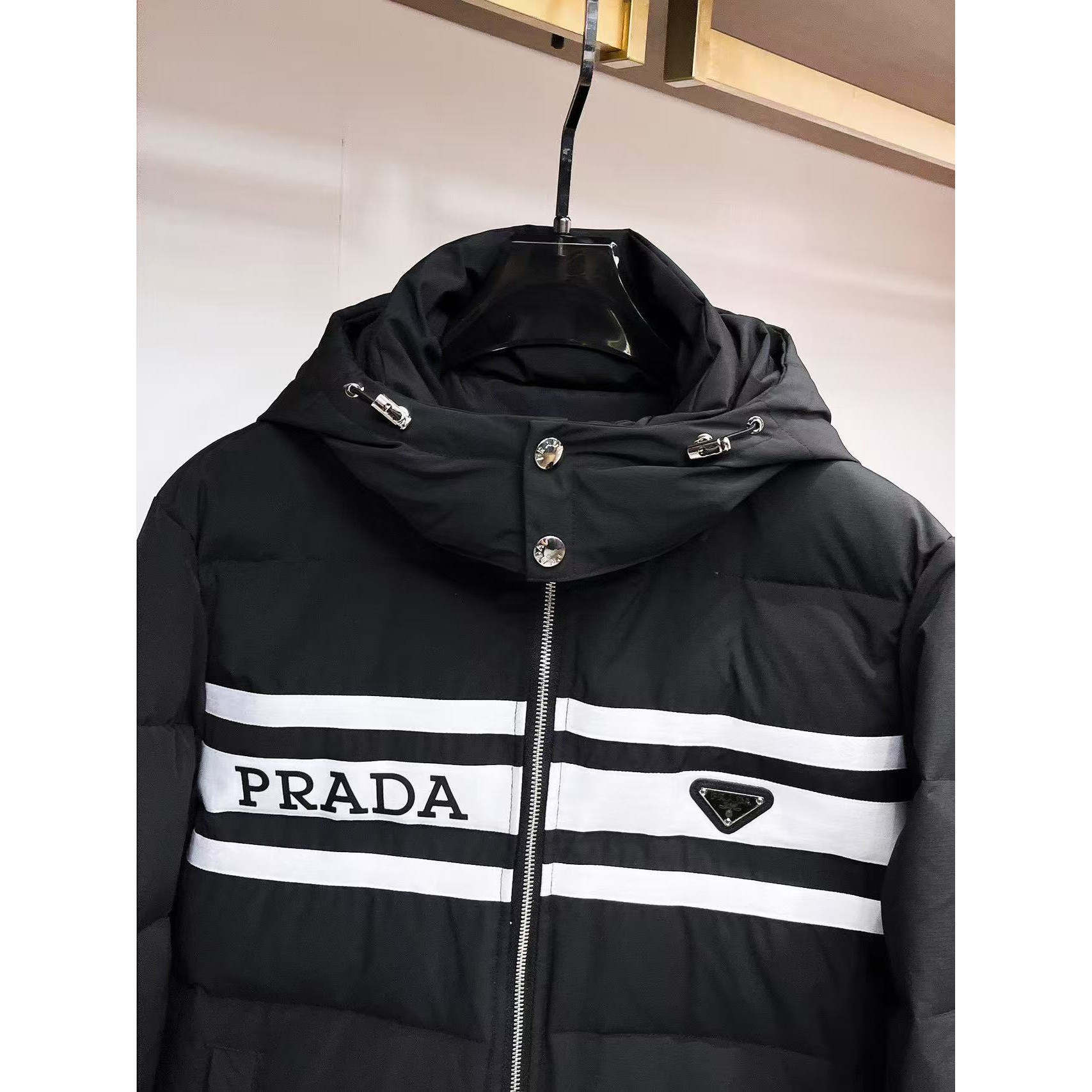 <p>PRADA 秋冬新款羽绒服(黑)</p>
