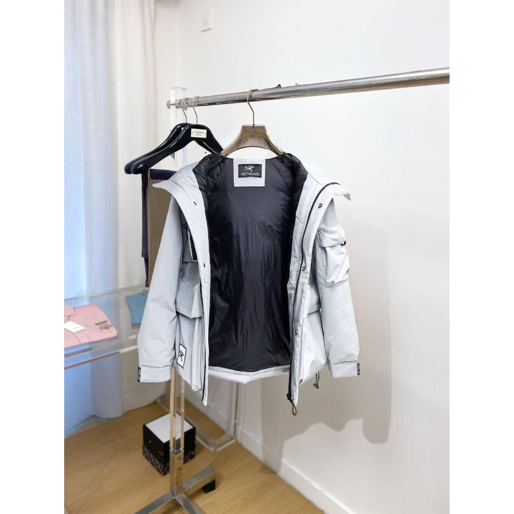 <p>Arc'teryx 秋冬新款羽绒服(灰白)</p>