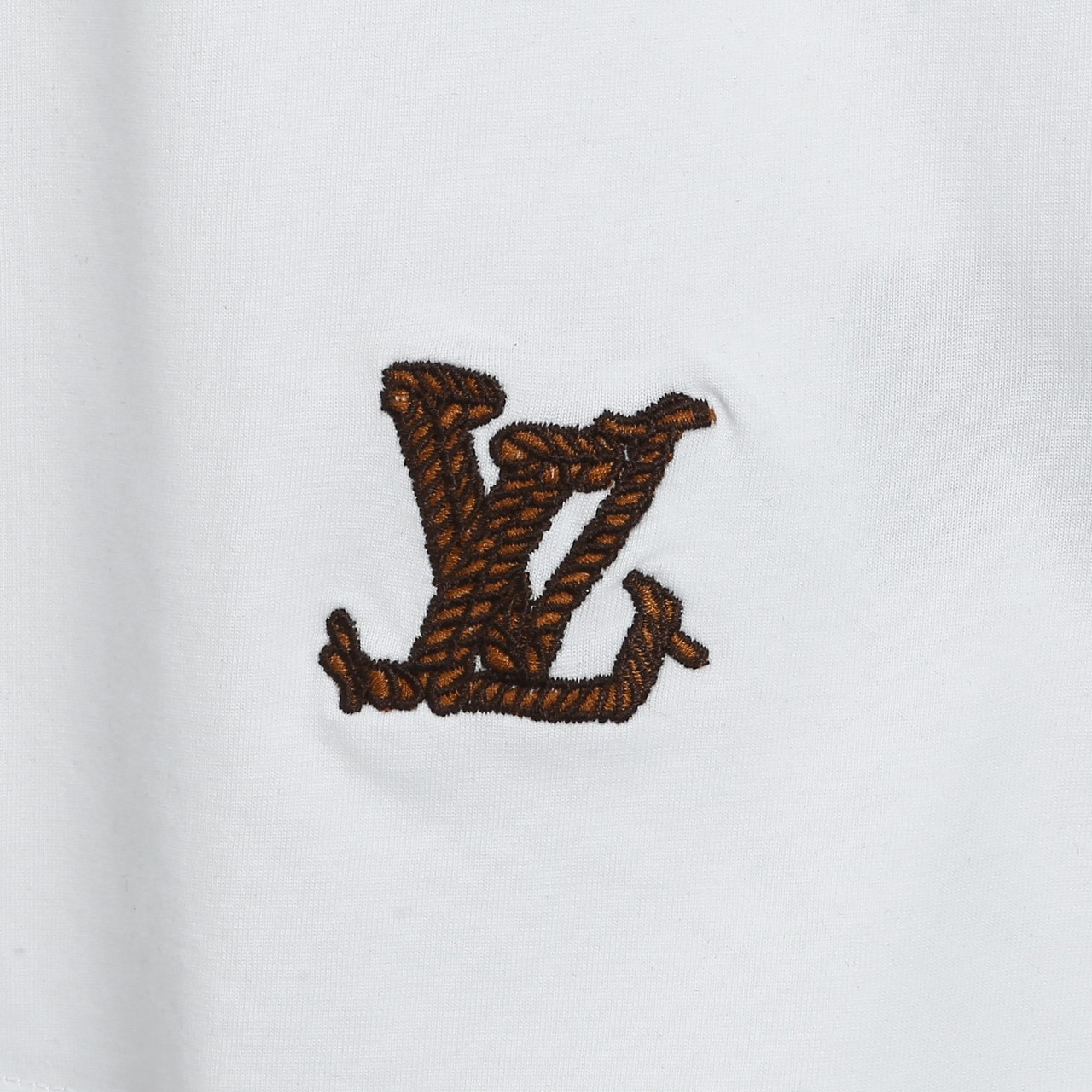 <p>LV &nbsp;logo绣花 短袖T恤(白)</p>