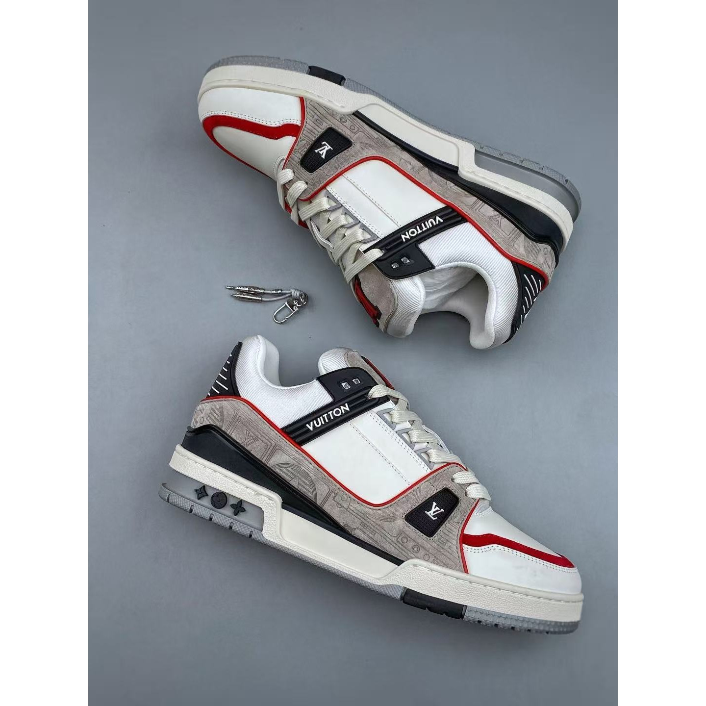 <p>LV Trainer 经典板鞋</p>