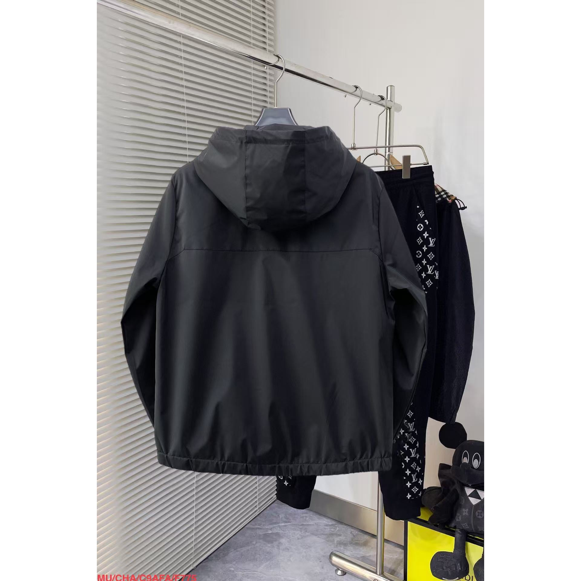 <p>MONCLER 时尚休闲夹克外套(黑)</p>