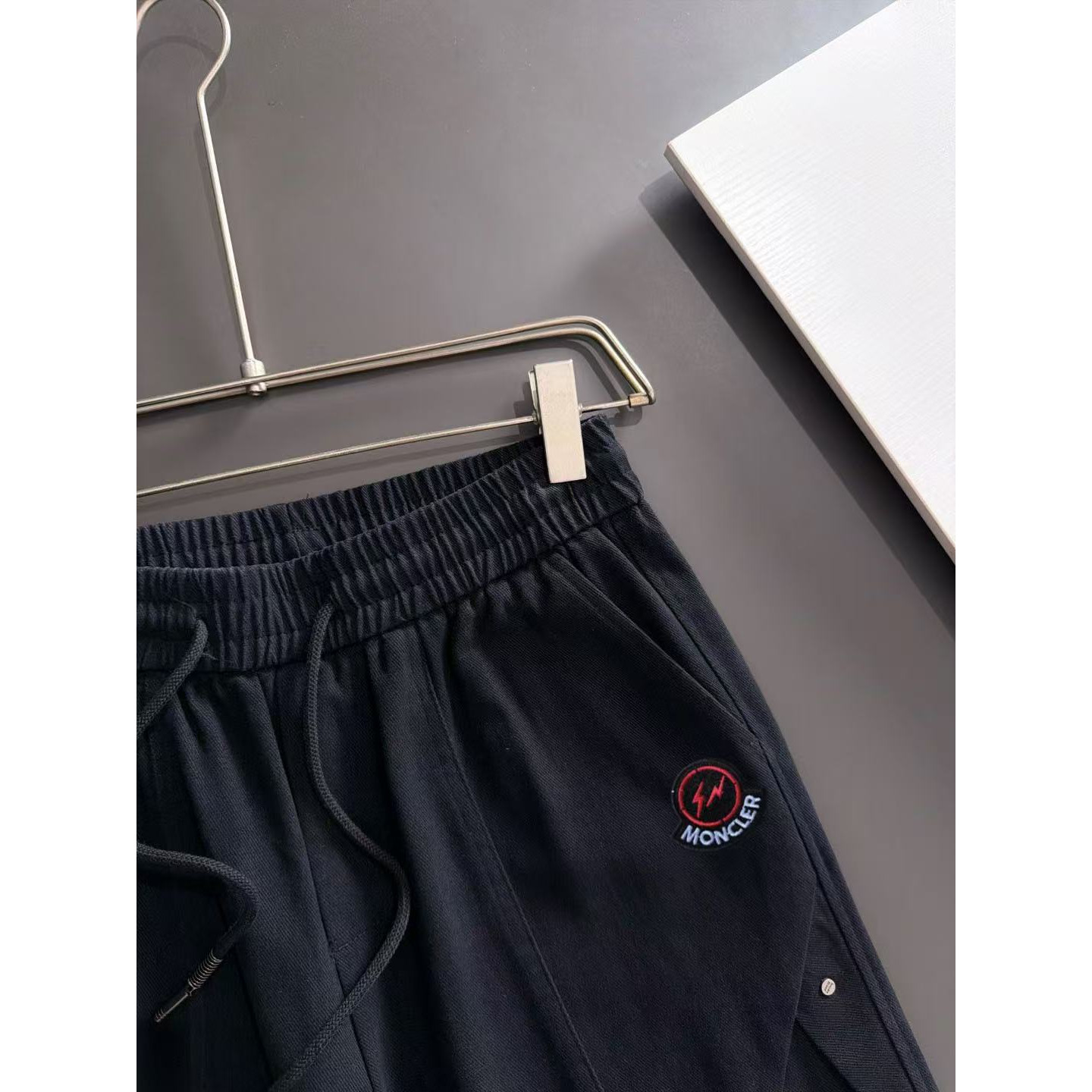 <p>MONCLER 秋冬新款松紧带休闲裤(黑)</p>