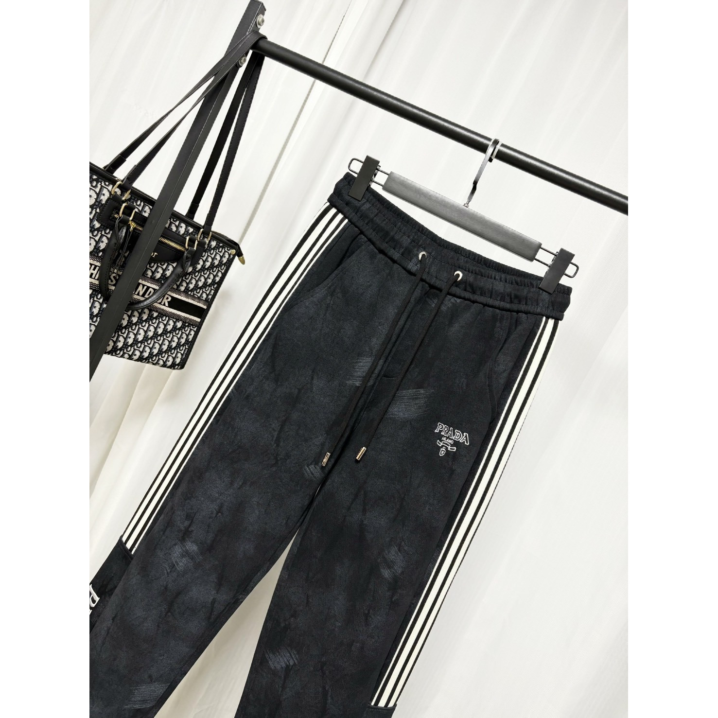 <p>&nbsp;Prada 休闲长裤(黑)</p>